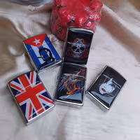 فندک زیپو  شخصی در رنگ بندی و طرح بندی جنس تمام فلز  و استیل 