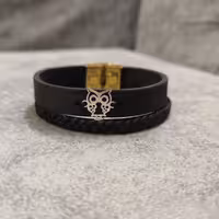 دستبند چرم با پلاک نقره طرح دلخواه شکل یا اسم 