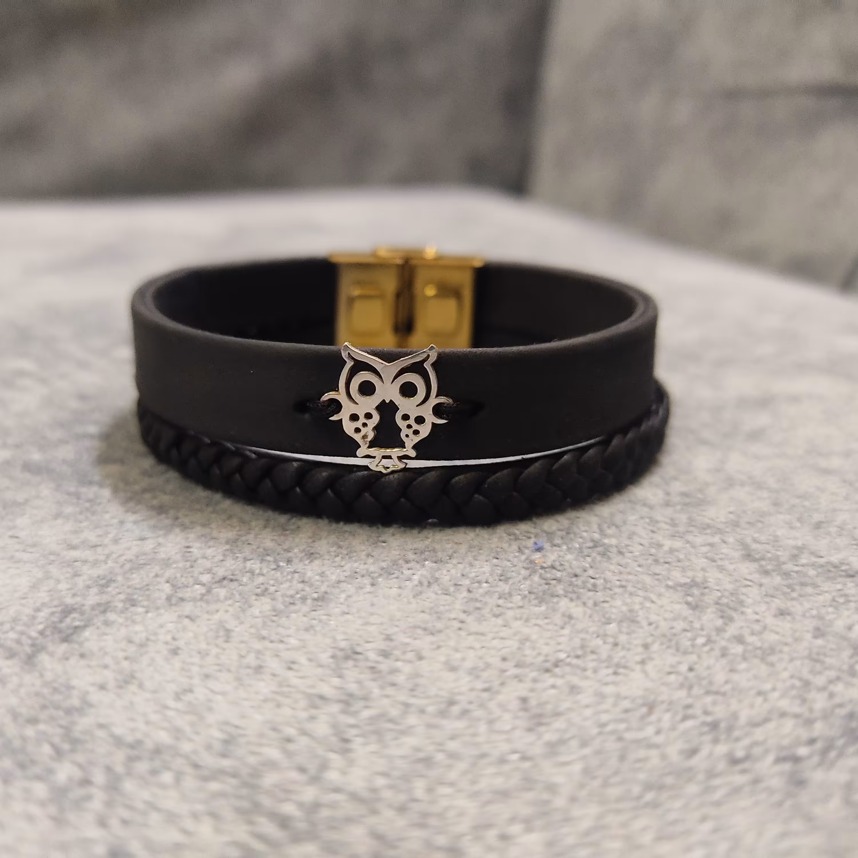 دستبند چرم با پلاک نقره طرح دلخواه شکل یا اسم 