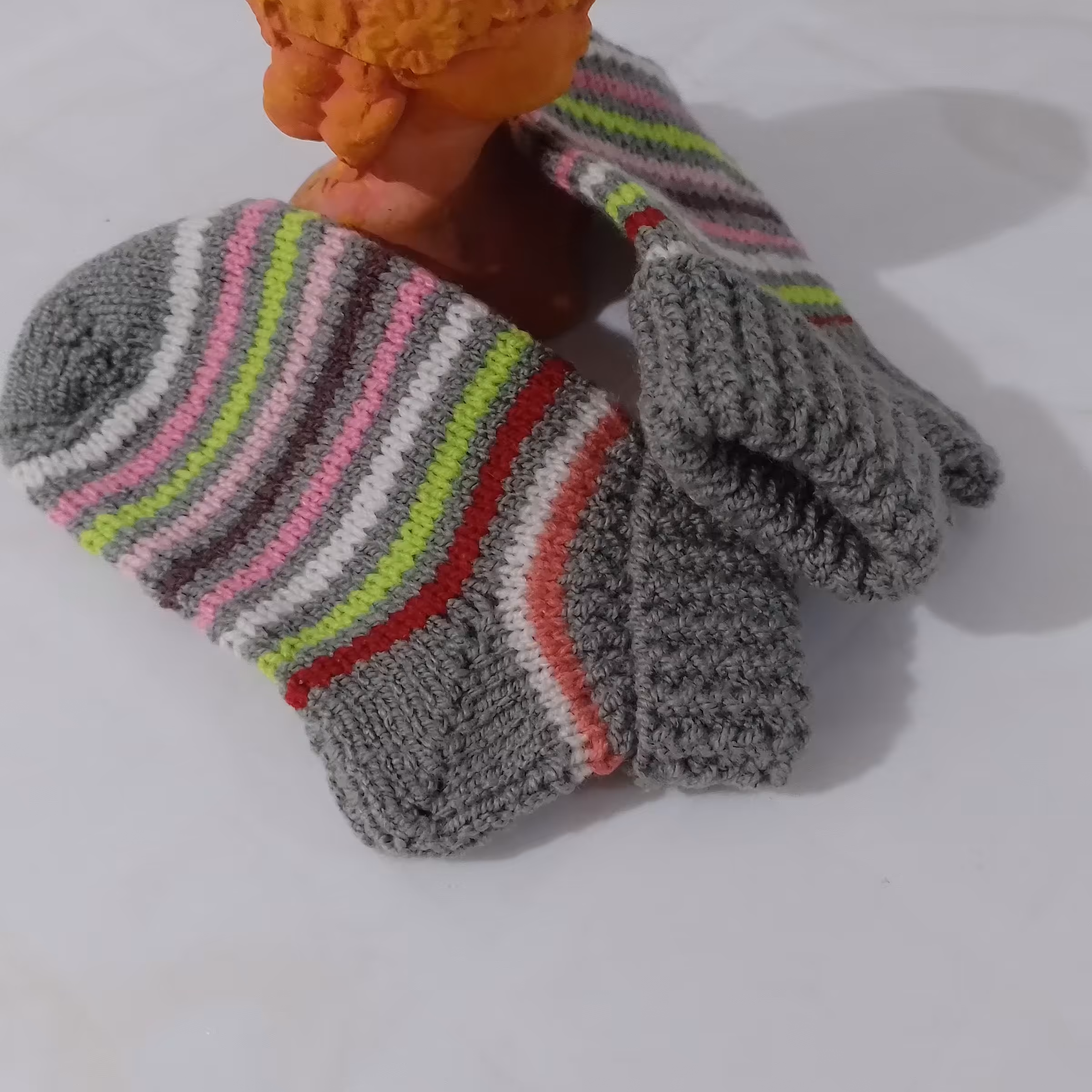 جوراب بافتنی. با رنگ بندی ترکیبی. جنس کاموا.