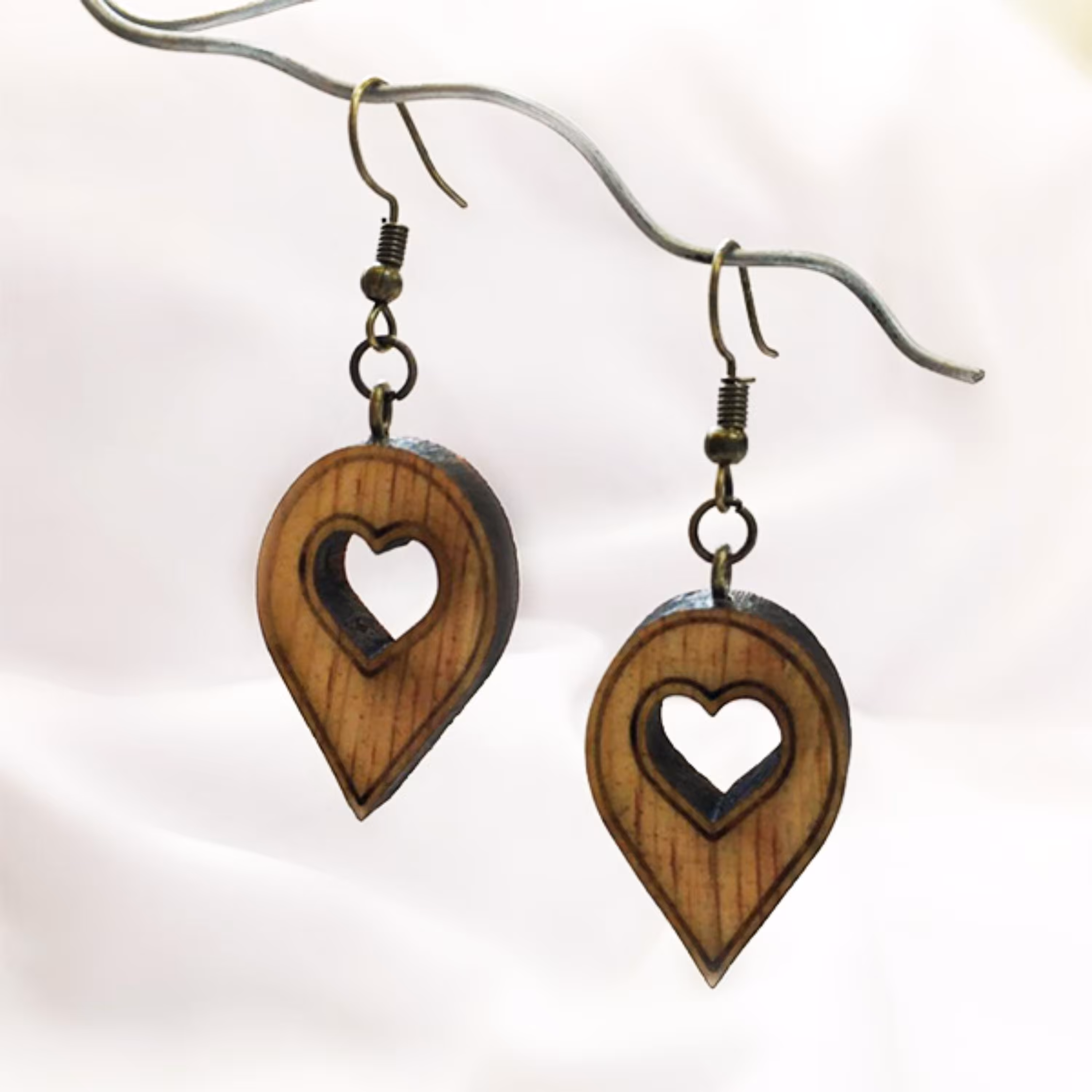 گوشواره چوبی مدل قلب لوکیشن رنگ چوب ابعاد 3در 2 سانتی متر