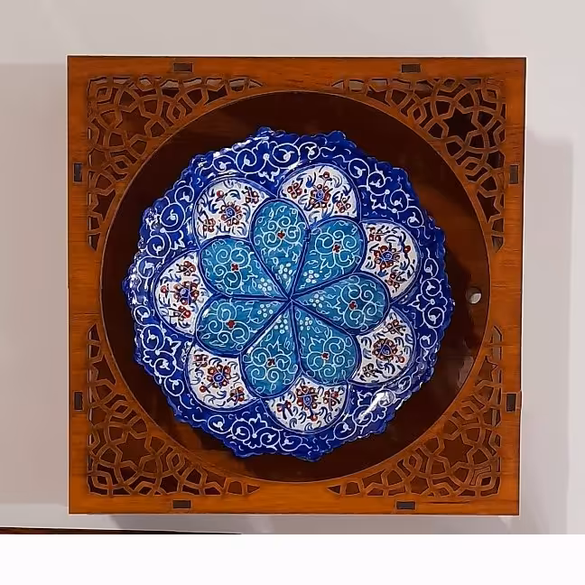 بشقاب سایز 12 همراه با قاب چوبی 