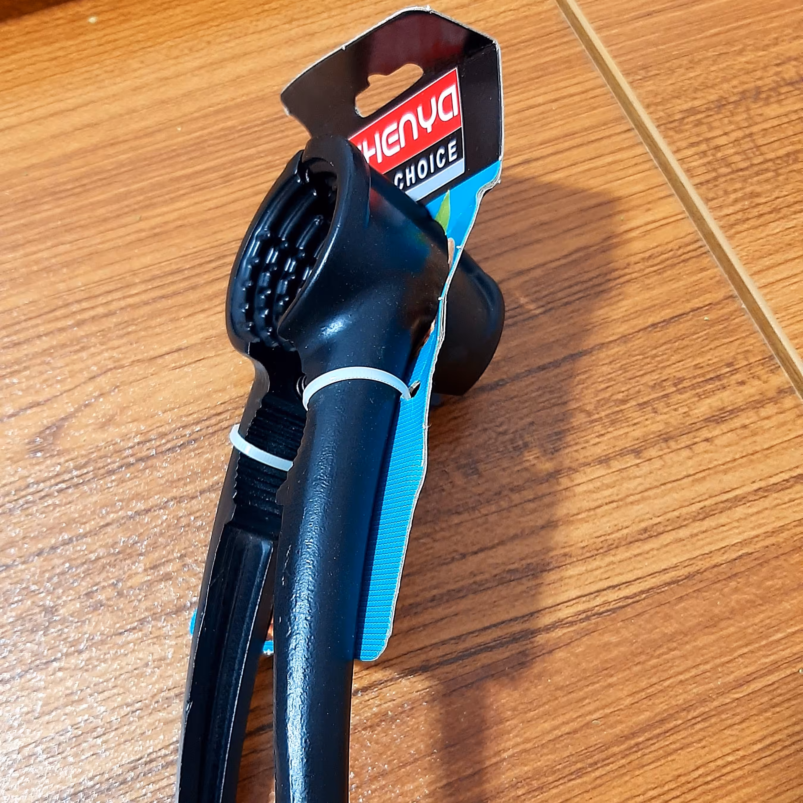 گردو شکن 2 کاره فلزی رنگ‌مشکی شنیا