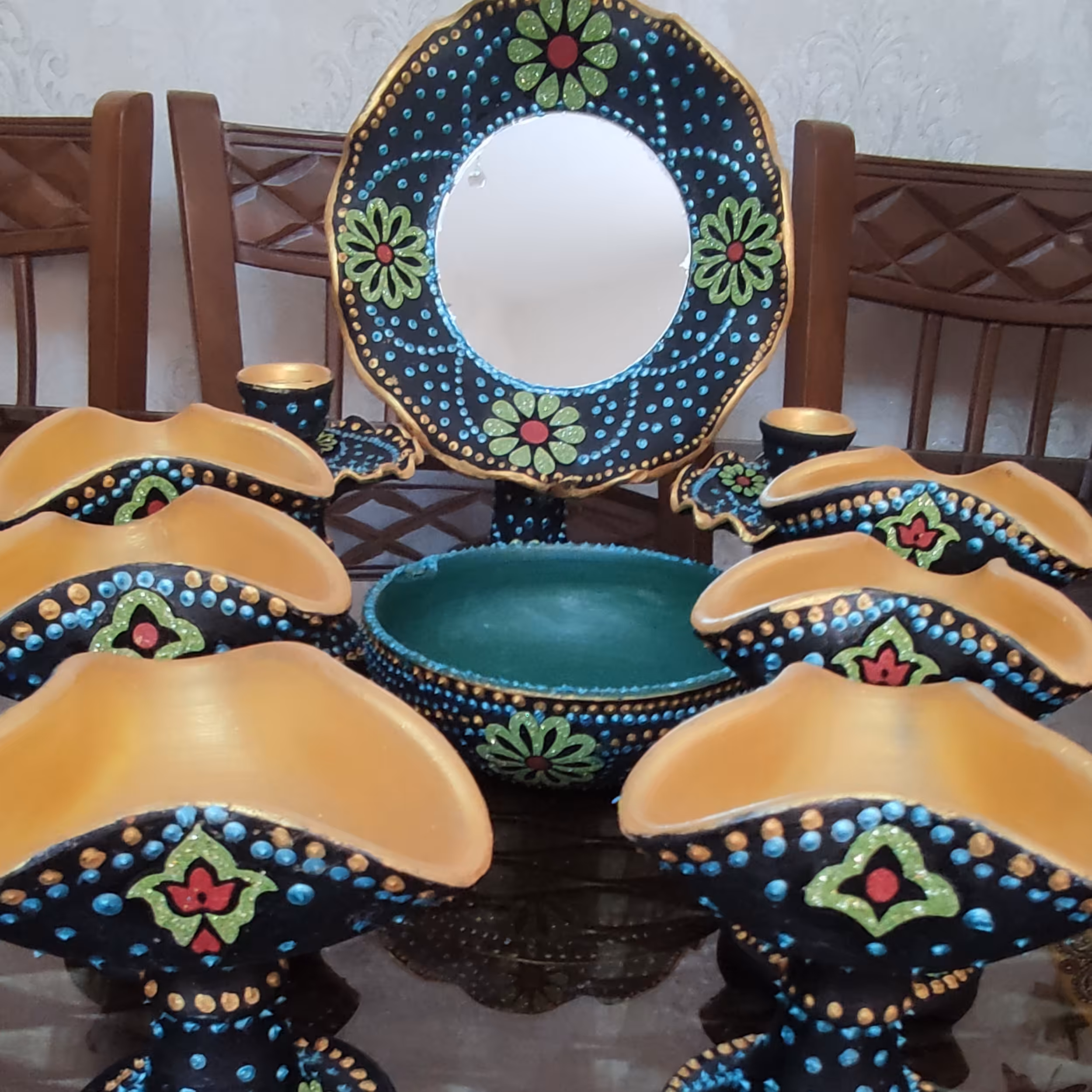  هفت سین شامل  ظرف سبزه و آینه و دو عدد شمعدان  مزین با قطعات زیبای پرشنگ و نقطه کوبی 