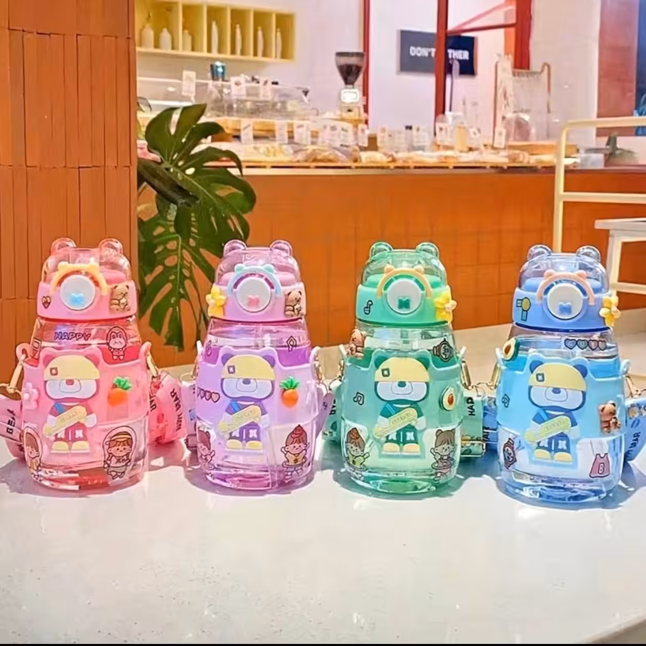 قمقمه کودک نی دار نشکن دارای بند بلند درب دکمه ای و قفلی دارای جعبه