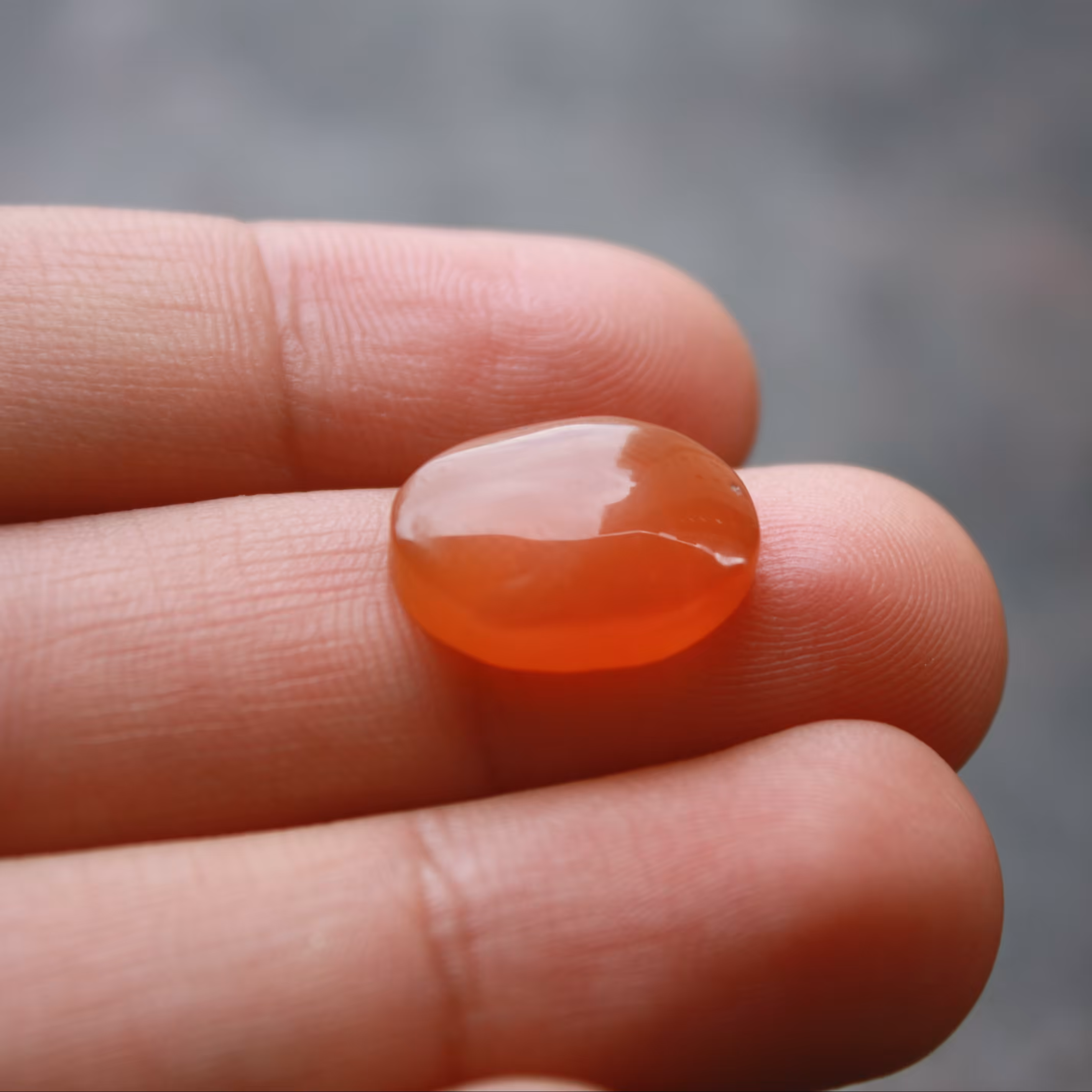 نگین عقیق یمنی اصل و معدنی و طبیعی آبدار و تا حدودی لونه زنبوری فوق العاده کمیاب رنگ پرتغالی لانه زنبوری یمانی  کد 13