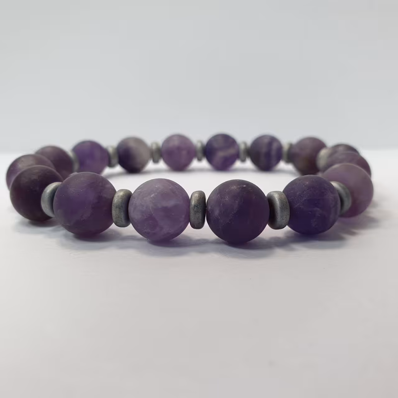 دستبند سنگ فلوریت و حدید مناسب متولدین مهر و بهمن و اسفند