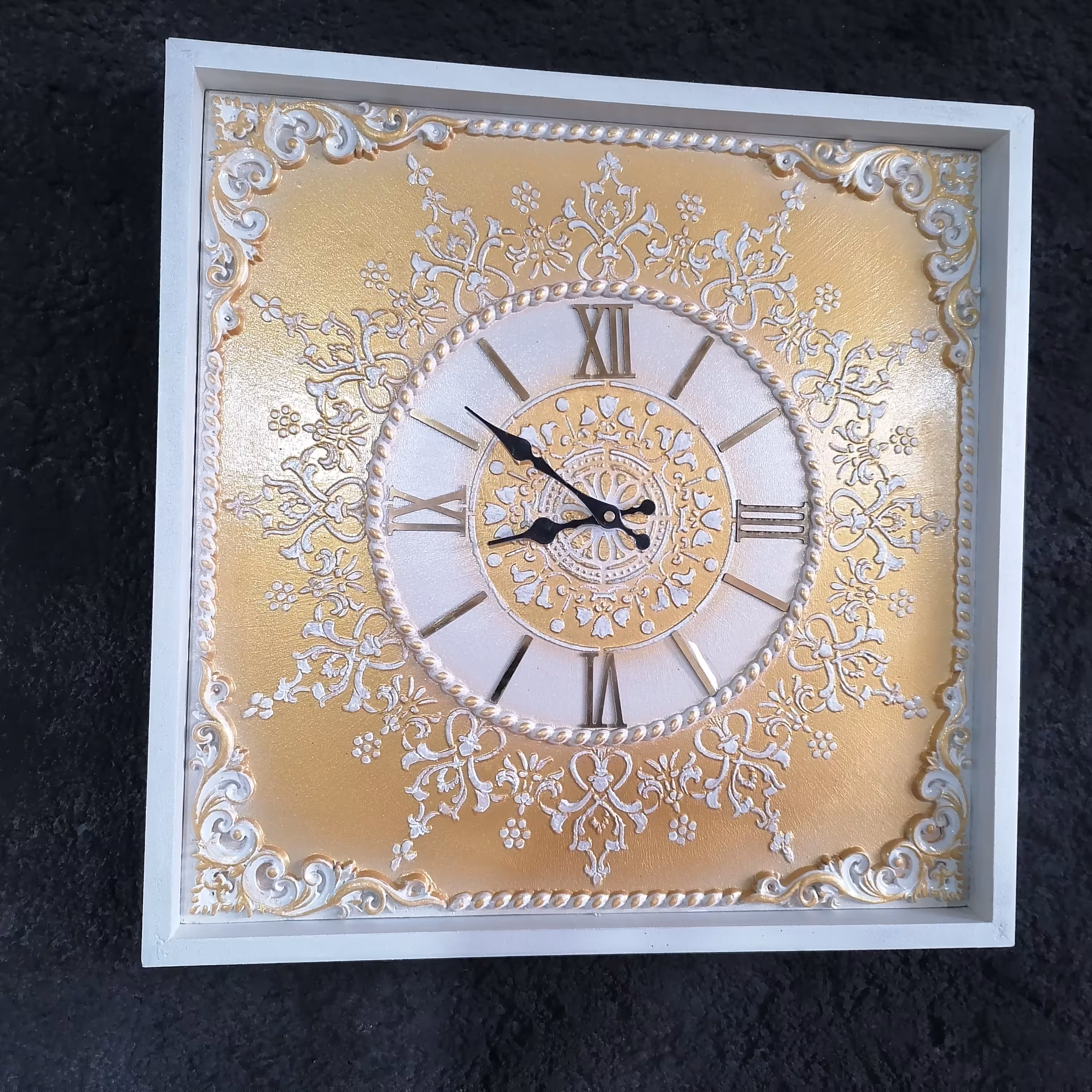 ساعت دیواری چوبی شیک و خاص  نقش برجسته  بزرگ  قیمت  مناسب