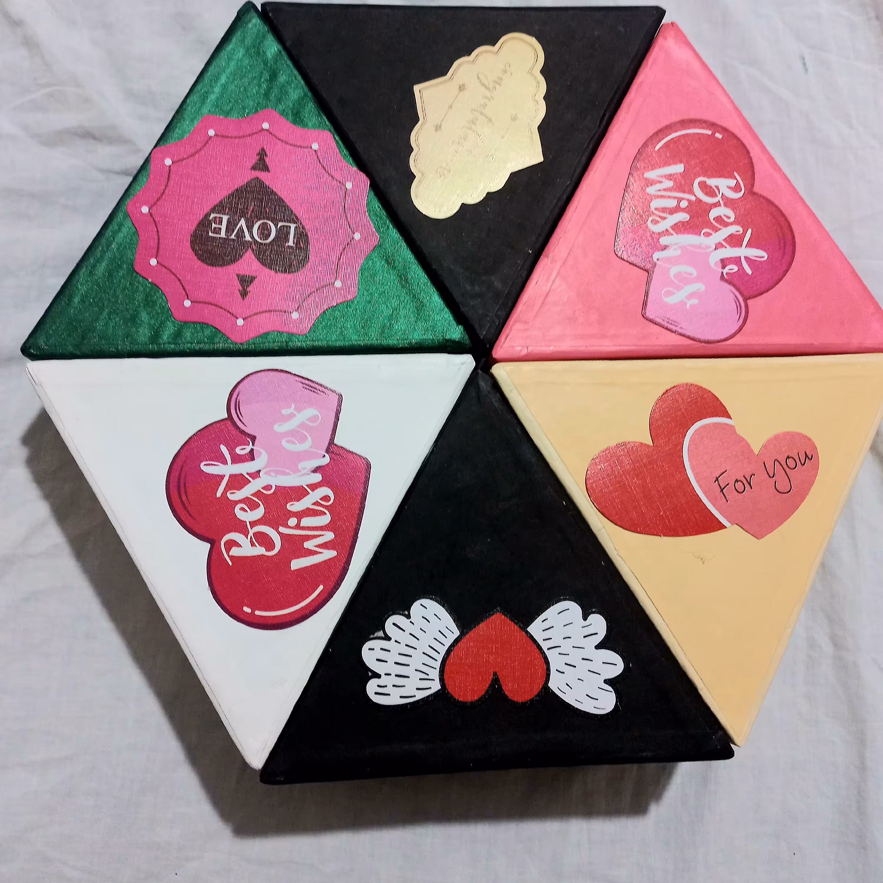 جعبه کادو مثلثی در شش طرح و رنگ مختلف