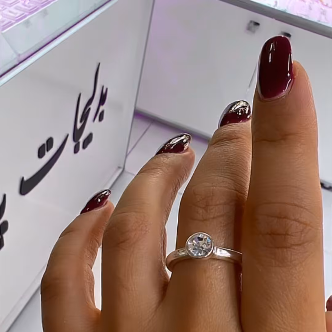 انگستر ، مدل تک نگین ، طرح سولیتر ، رنگ نقره ای ، رنگ ثابت ، سایز 6