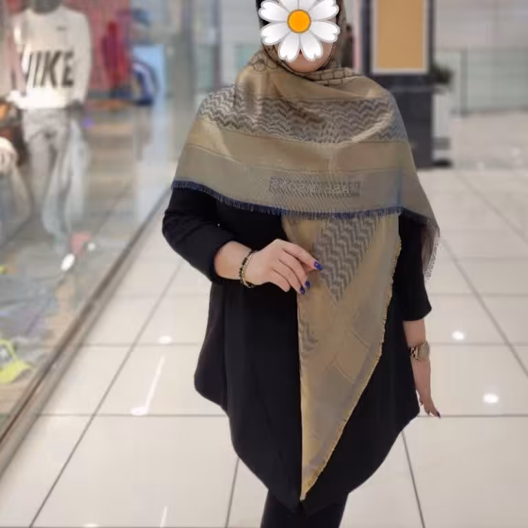 روسری نخ ابریشم ژاکارد دو رو لمه دار 
ریشه پرزی کیفیت بی نظیر و متفاوت
سُر نمیباشد
 قواره:140وارداتی درجه یک