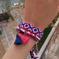 ست دستبند دوستی سه تایی یخمک پلاس و دو عدد سرخپوستی با منگوله (صورتی و سرمه ای و سفید) کاملا دستساز با ارسال رایگان