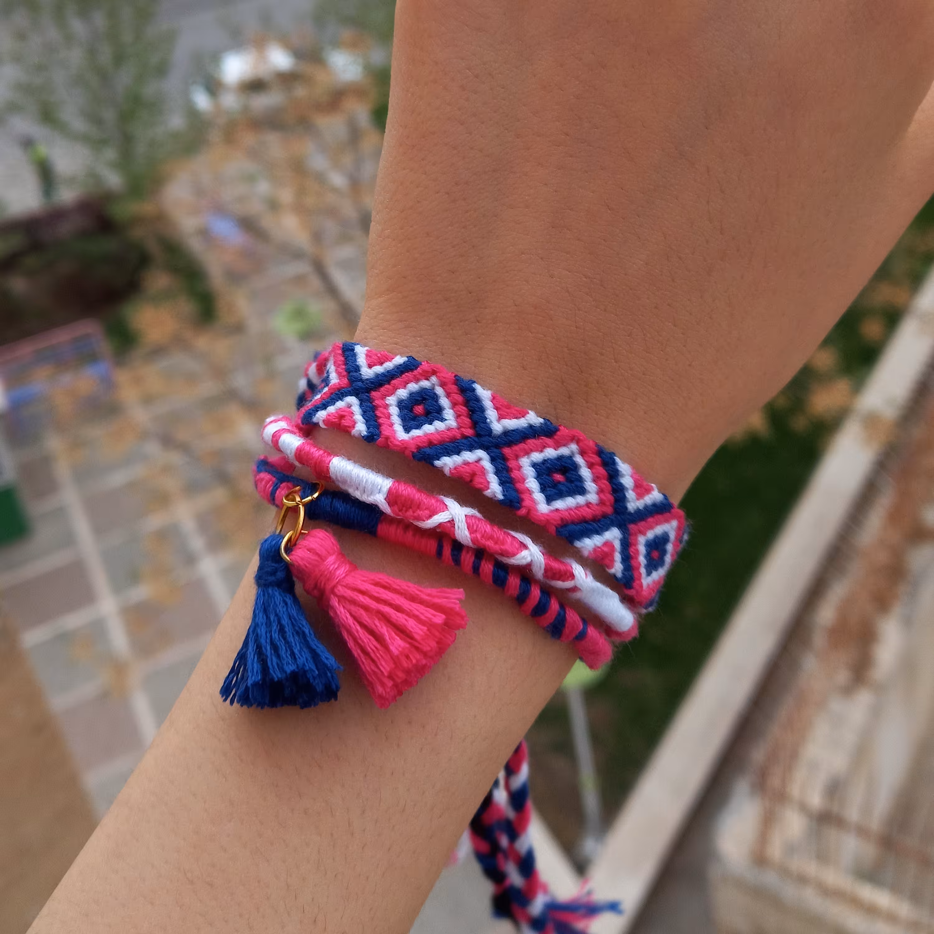 ست دستبند دوستی سه تایی یخمک پلاس و دو عدد سرخپوستی با منگوله (صورتی و سرمه ای و سفید) کاملا دستساز با ارسال رایگان