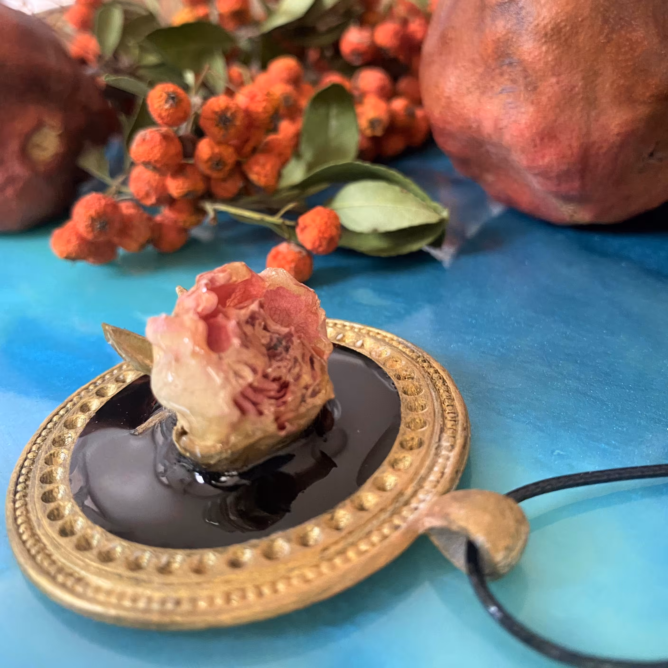 گردنبند رزین با گل طبیعی برجسته با قاب برنز طرح آنتیک طلایی هنر دست 