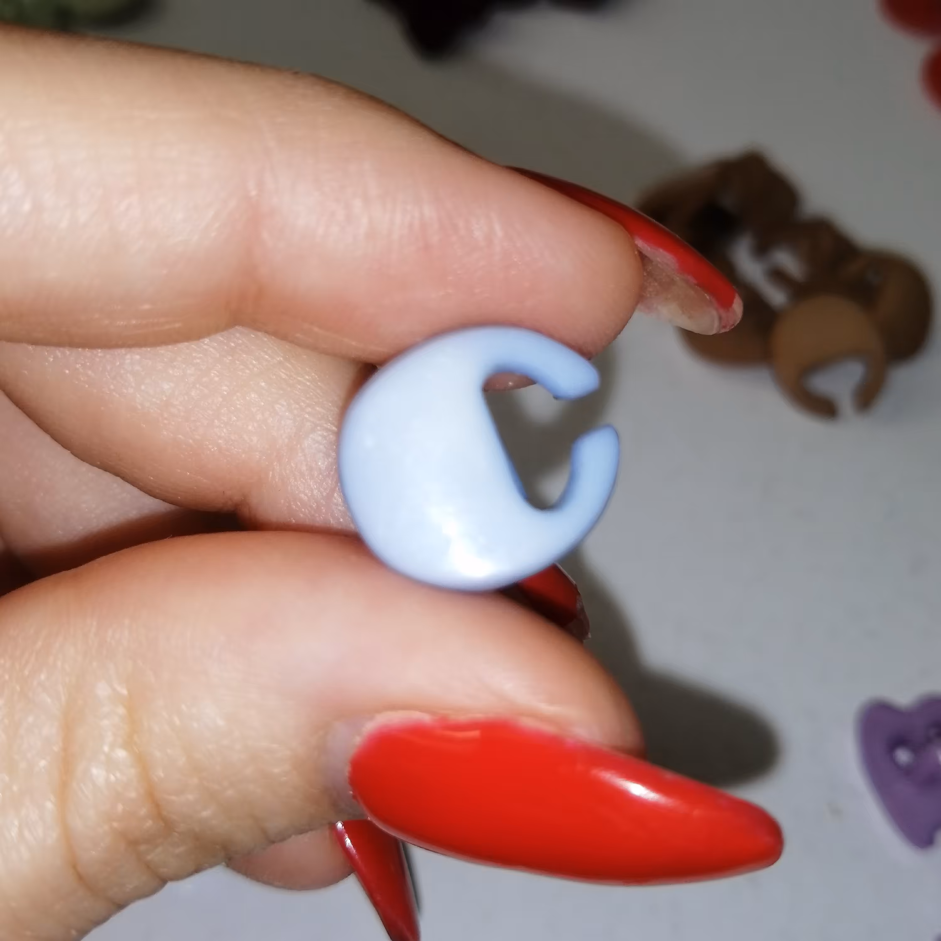 دکمه لباس حروف انگلیسی c آبی روشن پلاستیکی بسته 10 عددی     