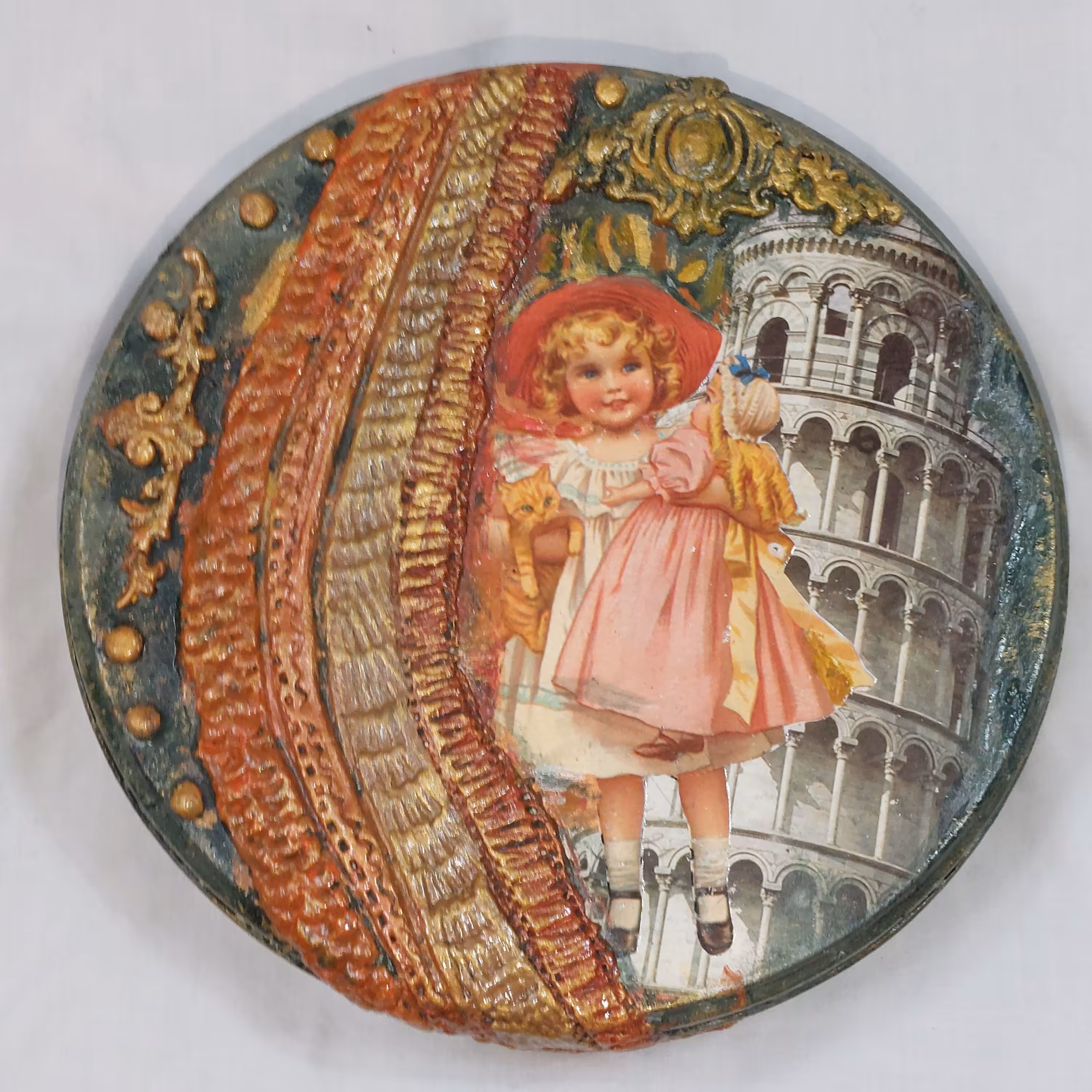 جعبه طرح دختر تزیینی و دکوری وزن 200 گرم و در شعاع 18 سانتی متر و ارتفاع 4 سانتی