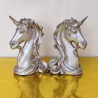 مجسمه ی پلی استر اسب شاخدار شمدان