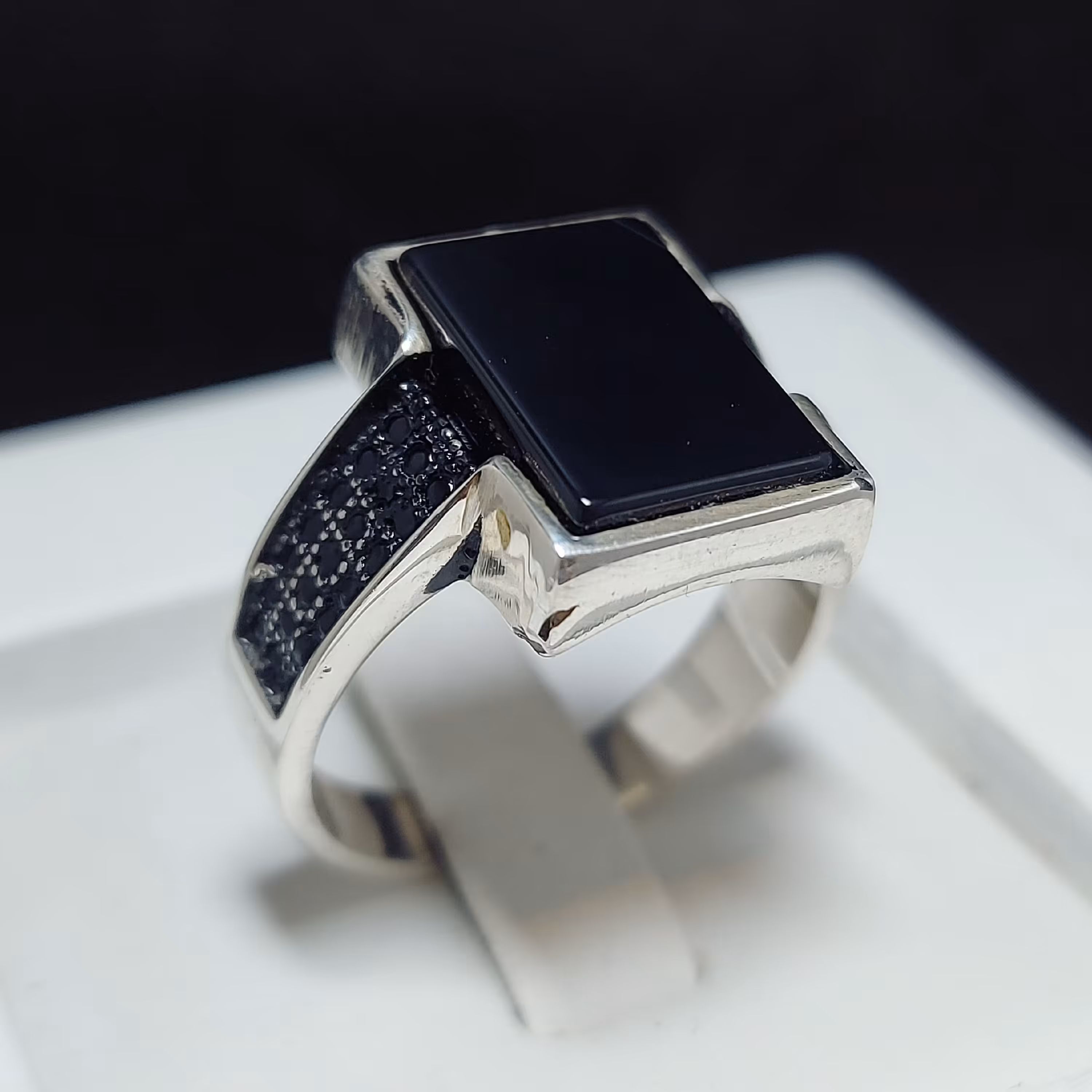 انگشتر نقره زیبای مردانه عیار 925 اسپرت با نگین عقیق مشکی اصلی و معدنی 