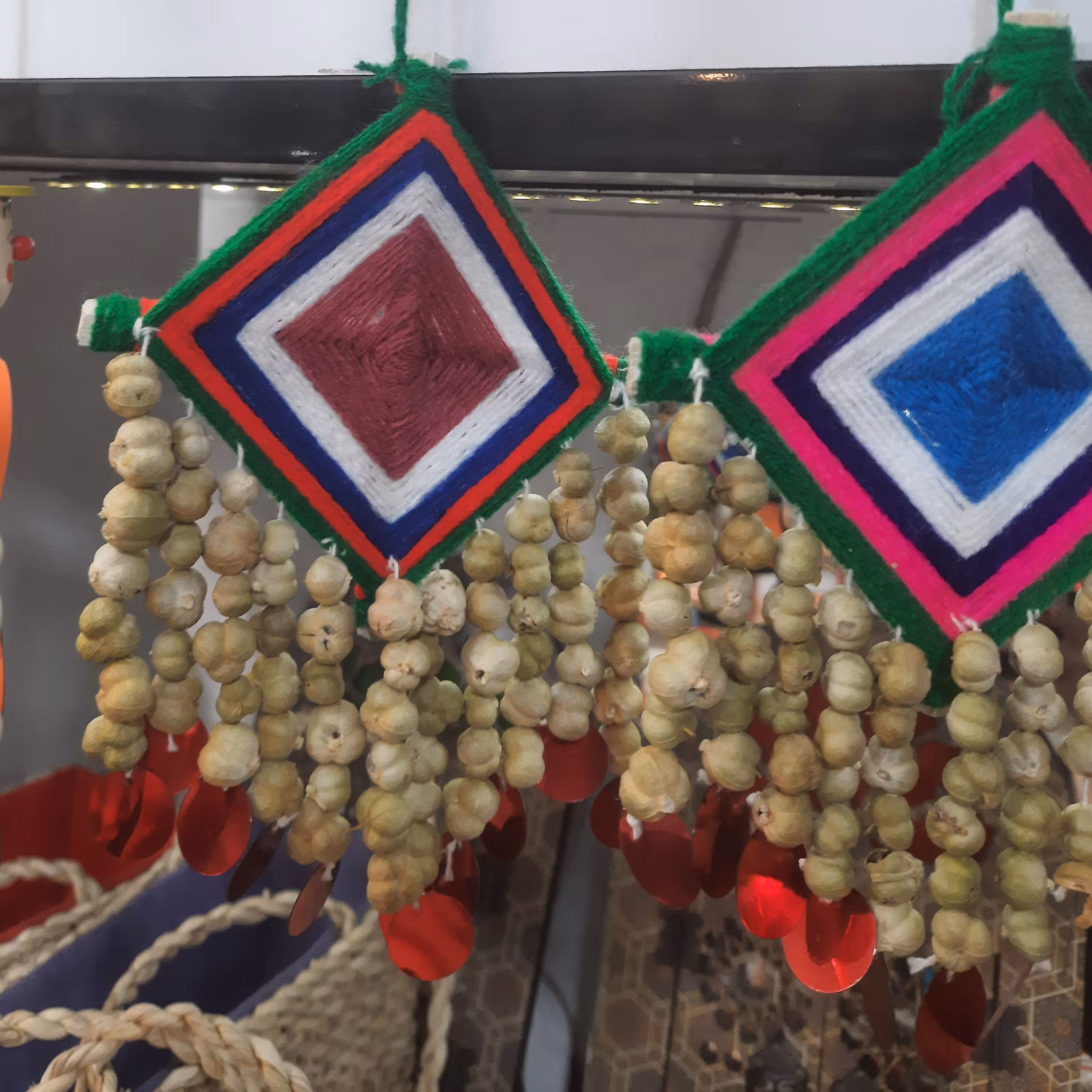 اسپند شمالی یه چشم نظر شمالی
ساخته شده از چوب و کانوا و اسپند