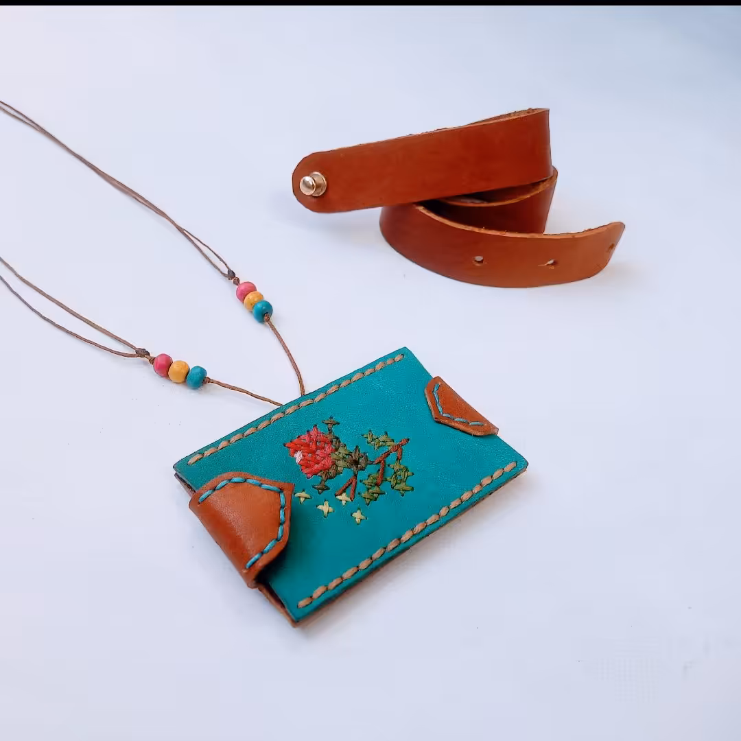  جاحرزی چرم طبیعی کاملا  دست دوز، دو حالته (گردن آویز  و بازوبند) 