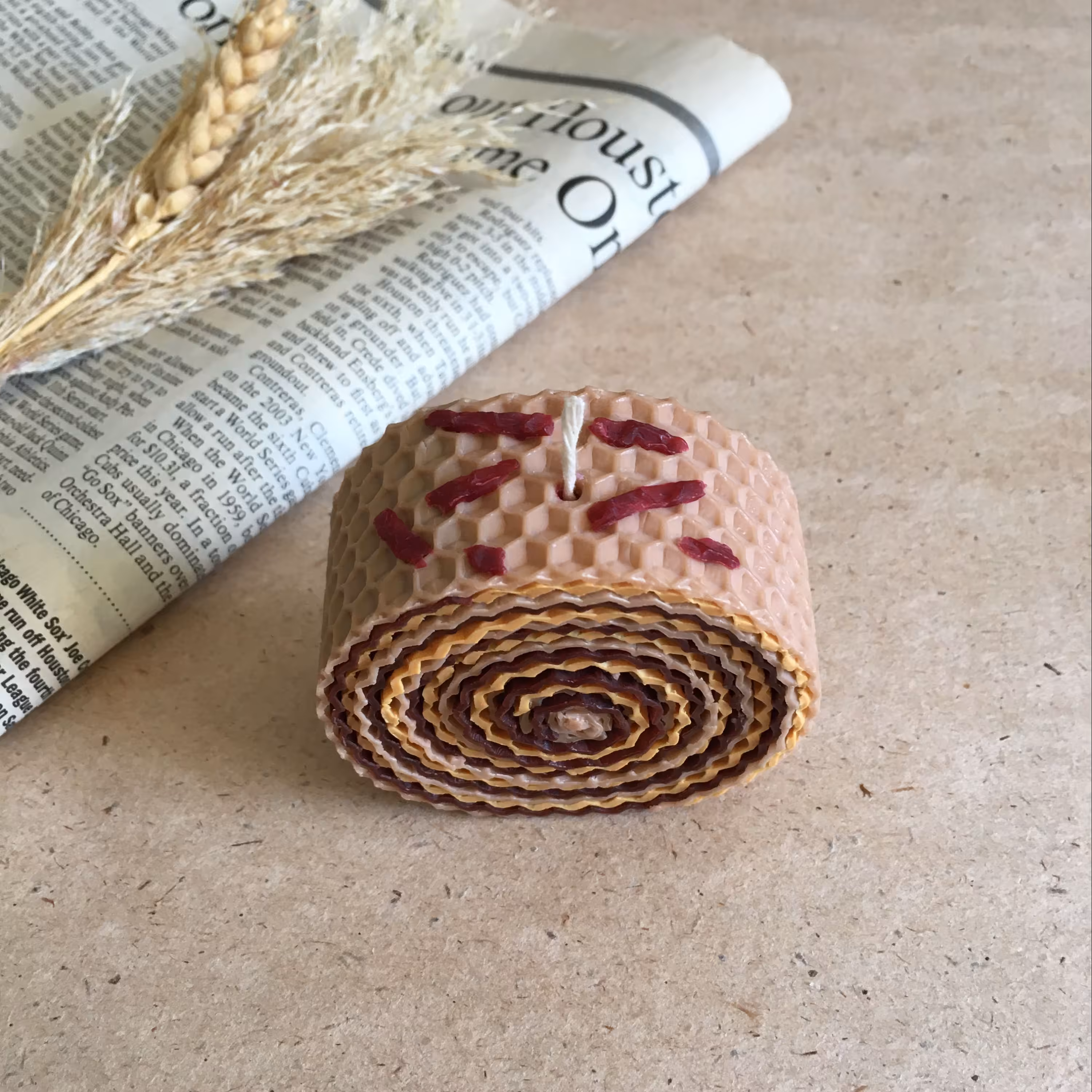 شمع موم عسل طرح کیک رولت رنگی رنگی کد2