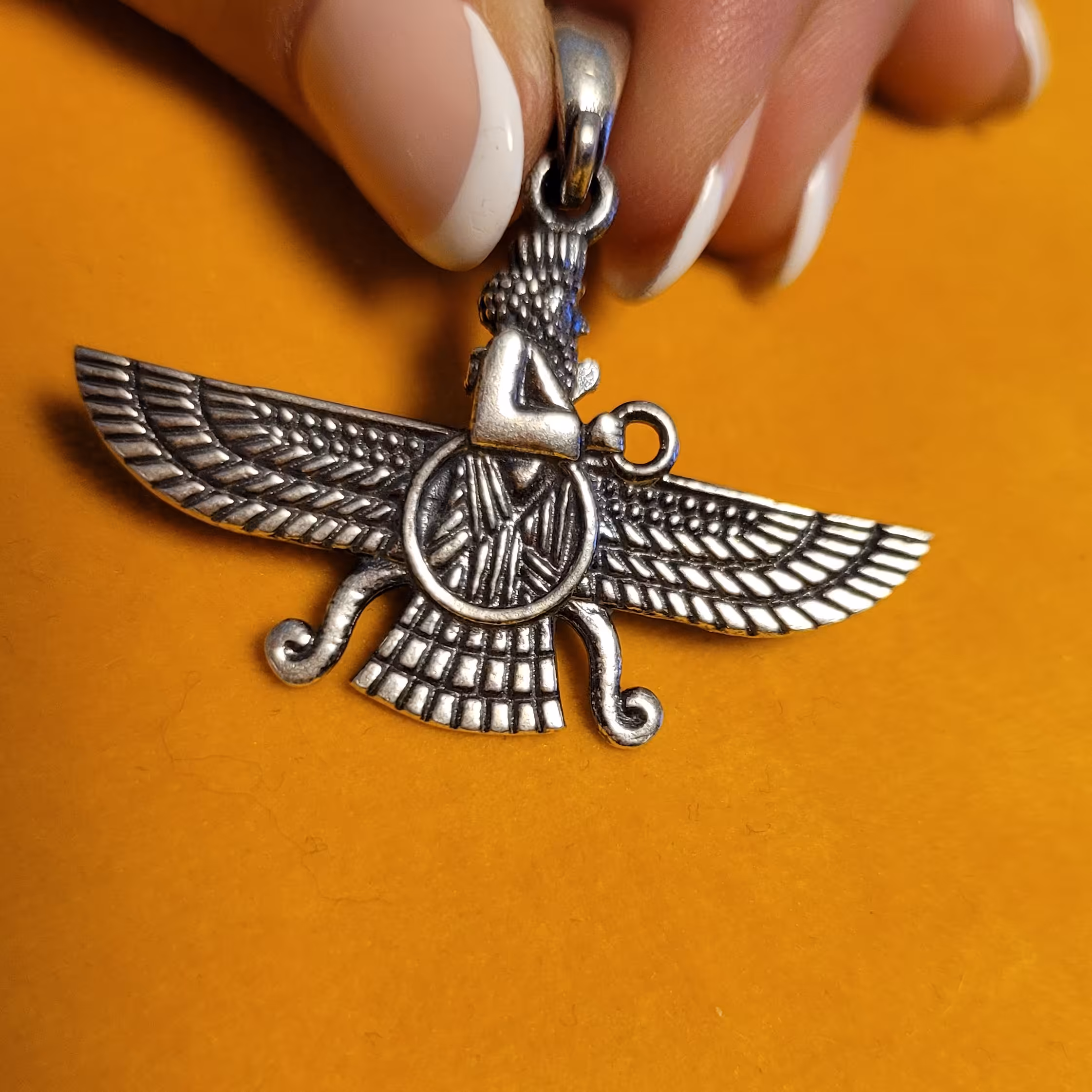 تو گردنی نقره فروهر