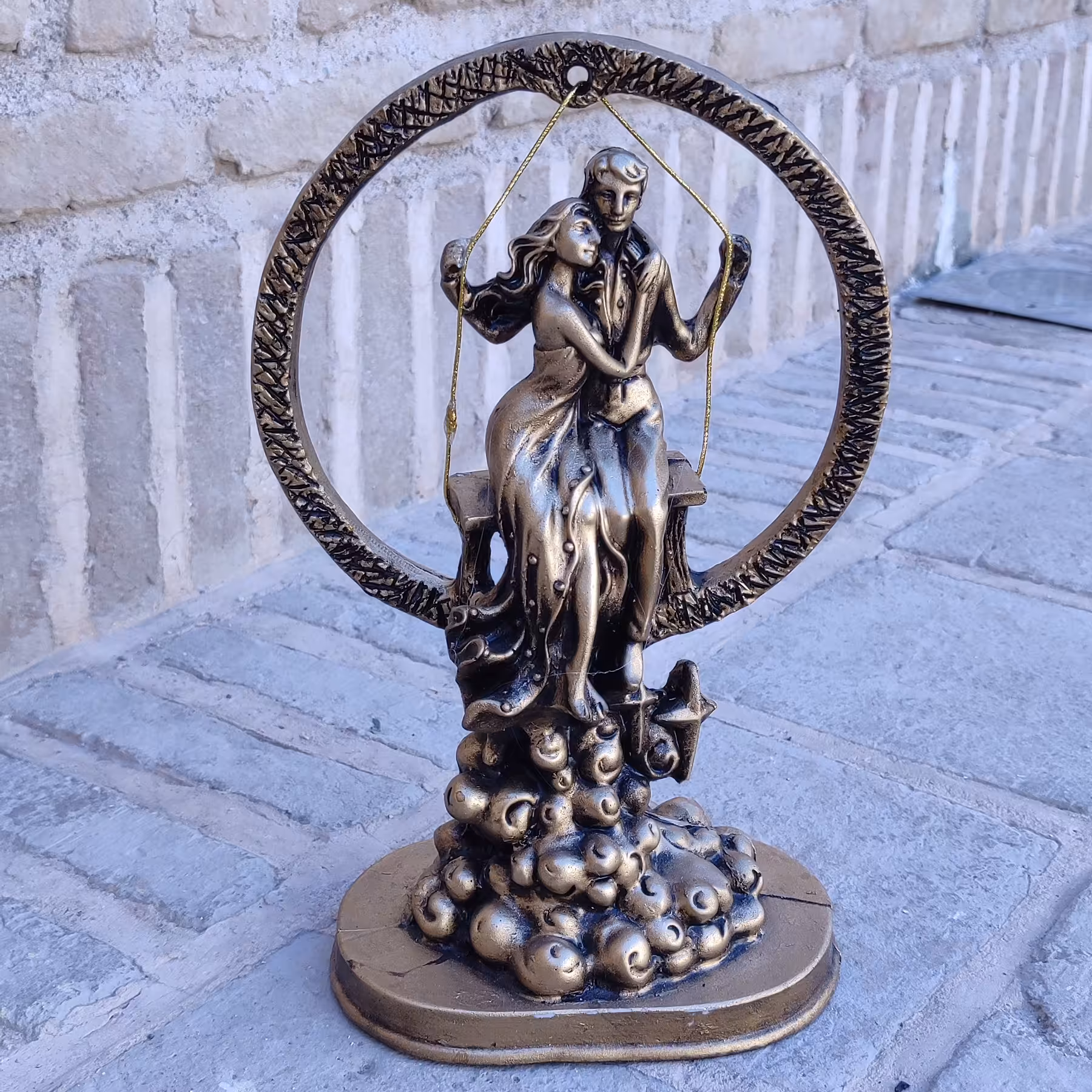 مجسمه مدرن تاب سوار