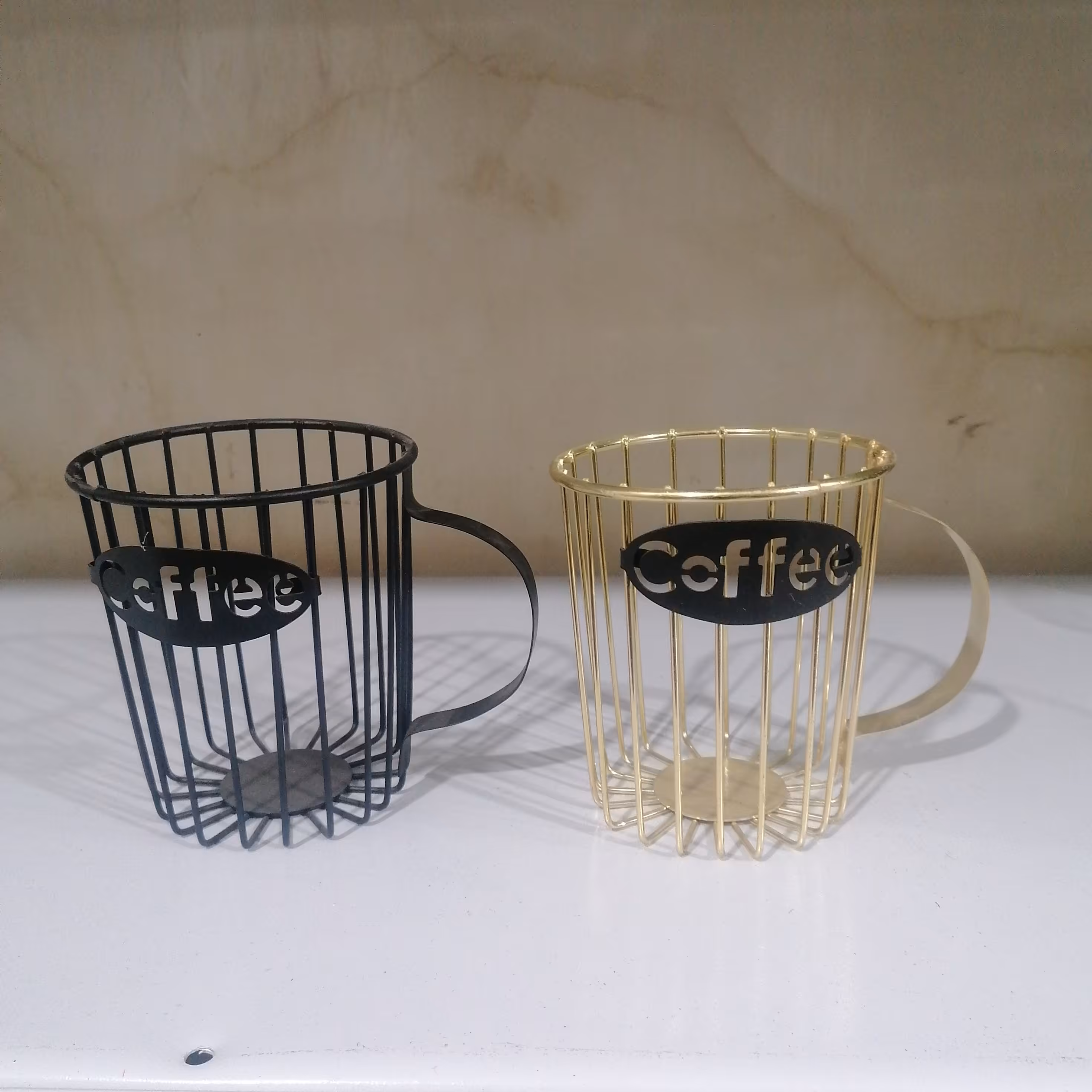 استند کافی با رنگ های مشکی و طلایی