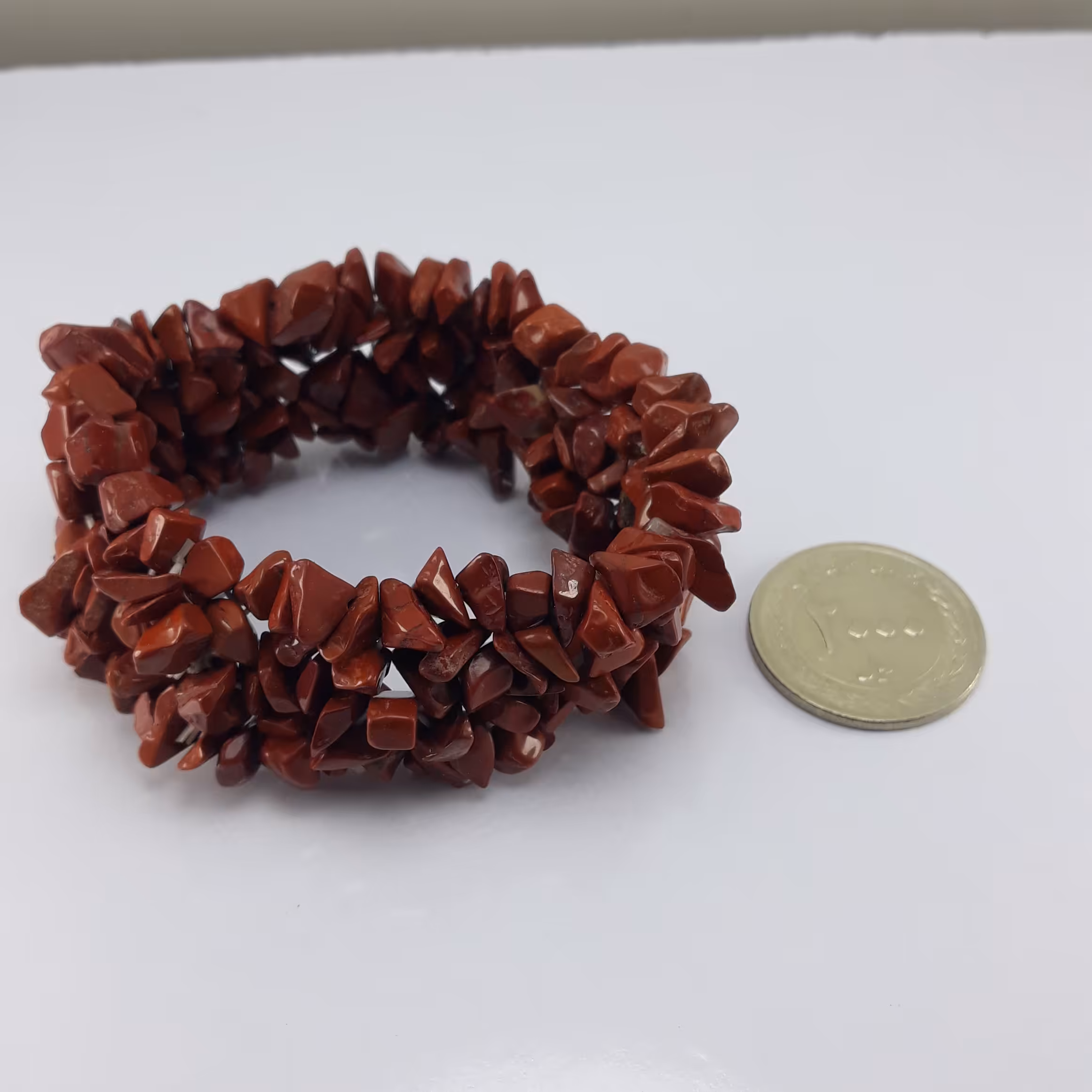 دستبند سنگی جاسپر قرمز .تراش نامنظم خیلی رنگش قشنگه 