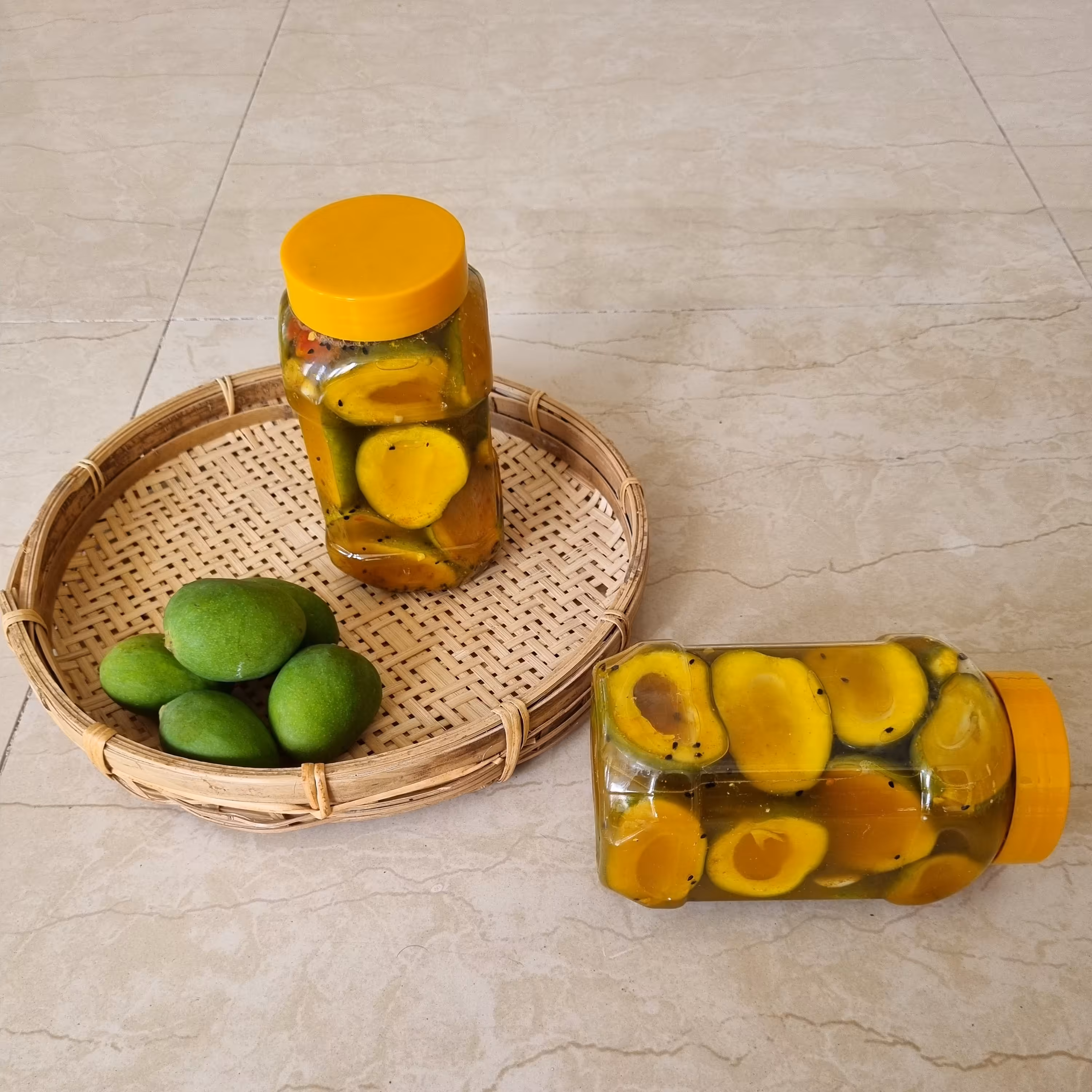 ترشی انبه ملس کشمشی همراه با پوست دو نیم شده