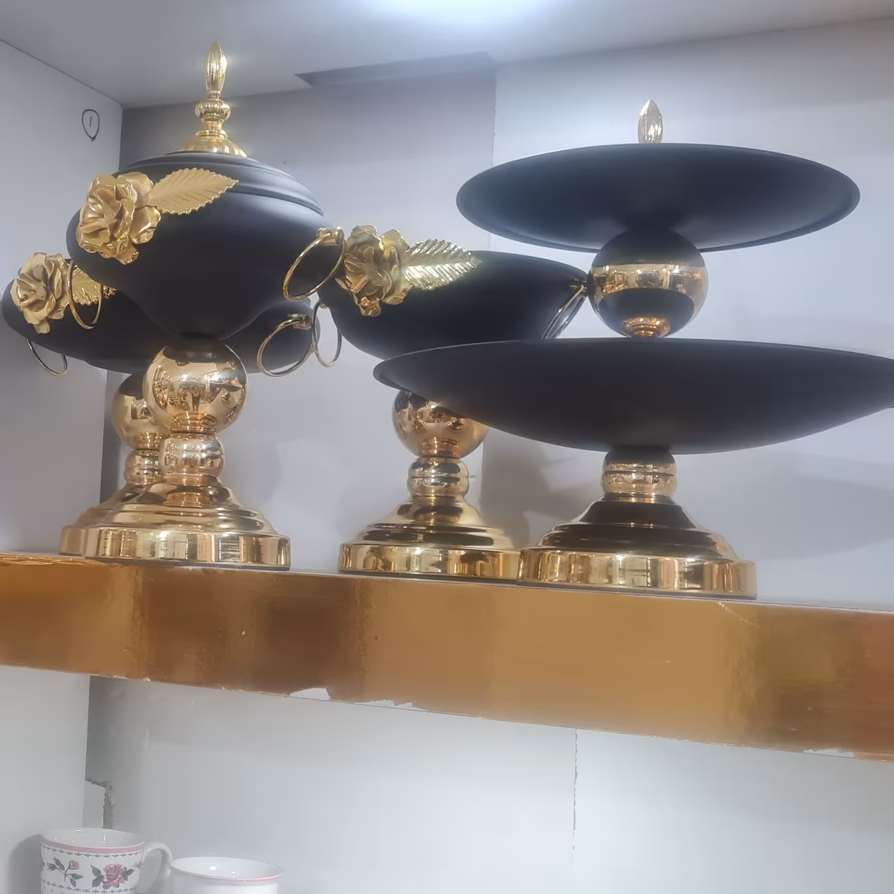 سرویس پذیرایی شامل میوه خوری  و شیرینی و شکلات و آجیل خوری 