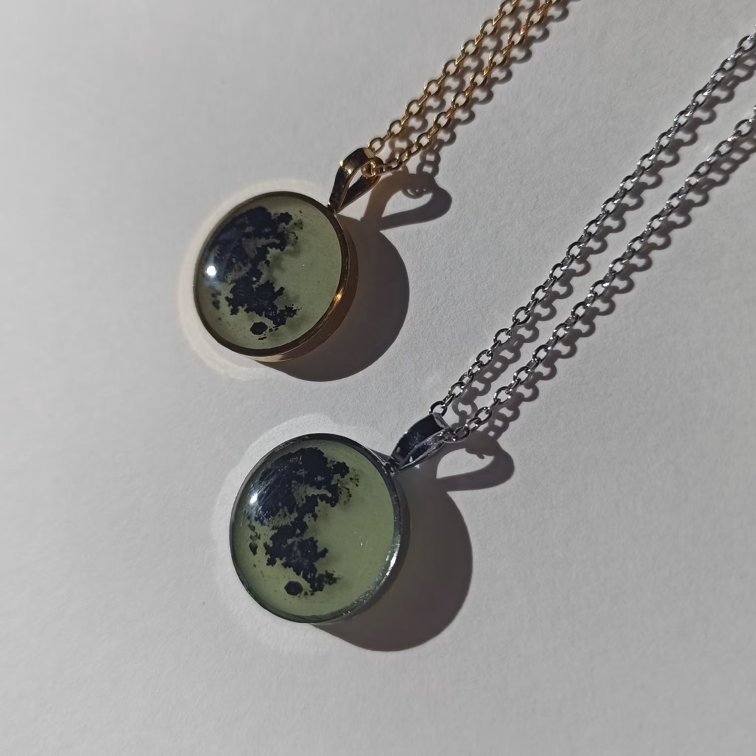 گردنبند ماه شبتاب . دوطرفه با نوشته زیبا . درخشش در شب