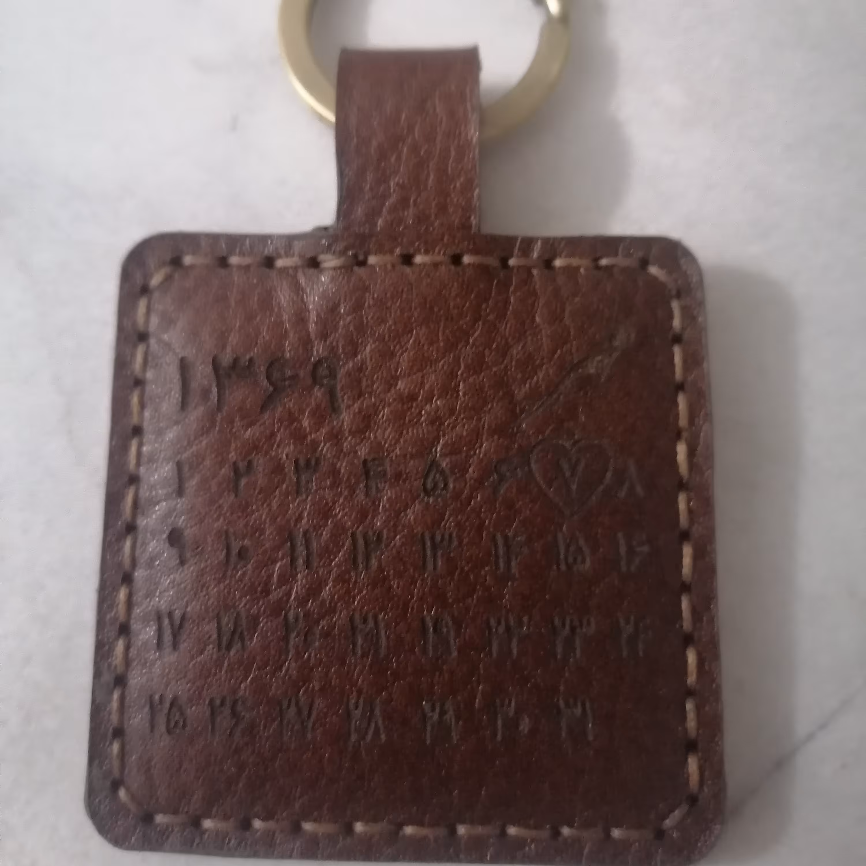سرکلیدی چرم درجه 1 ابعاد 6در 6 تنوع رنگ قابلیت بزرگ وکوچک شدن وتغییر متن حک شده روی چرم تنوع رنگ هدیه ای مناسب