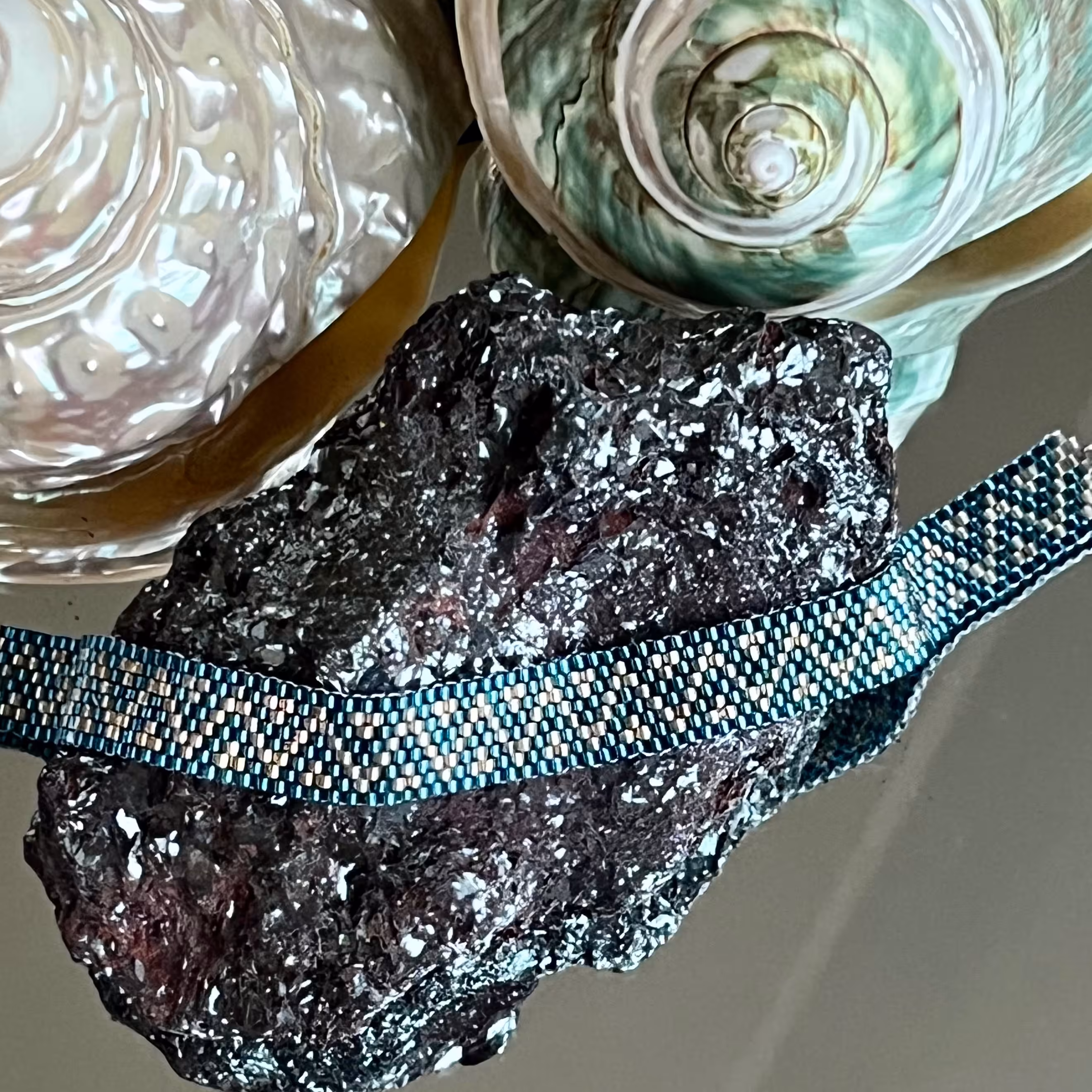 دستبند بافت آجری میوکی مدل زیگزاگ آبی