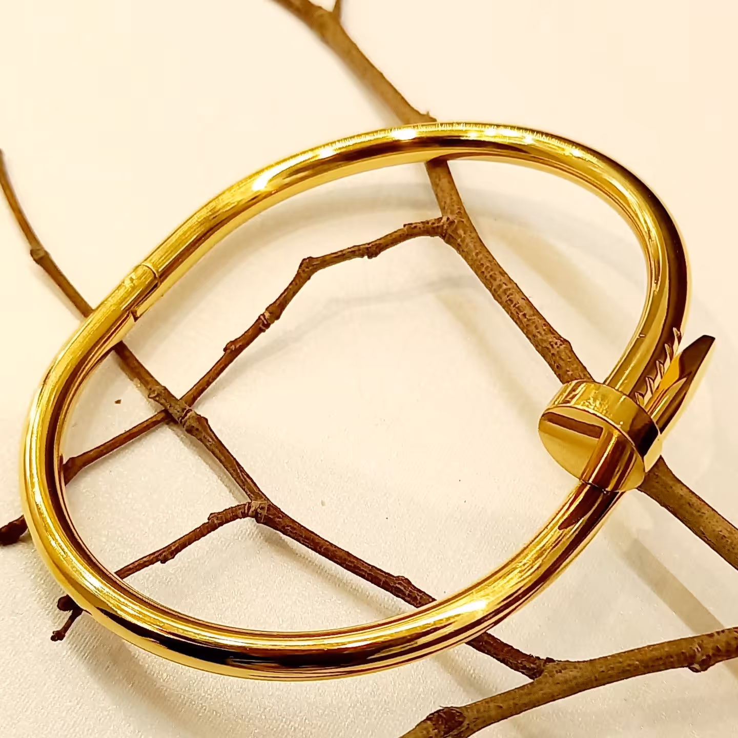 دستبند میخ طلایی