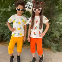 تیشرت شلوارک اسپرت فروت  پسرانه و دخترانه  با چاپ مینیمال  تیشرت سفید چاپ هویج  و اناناس و شلوارک نارنجی و زرد