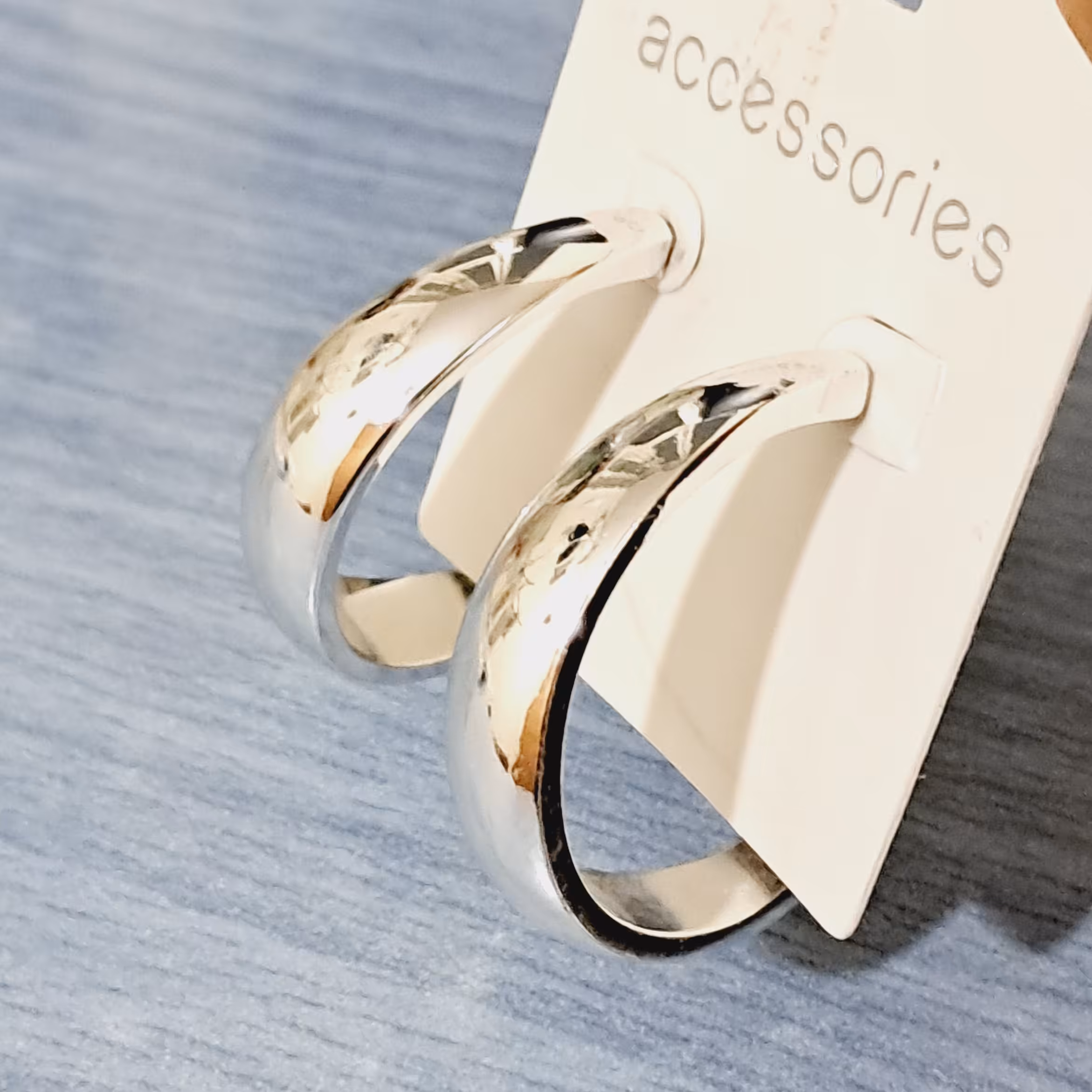 گوشواره مجلسی بسیار باکیفیت جنس عالی زیبا در گوش..روزانه بدلیجات 50 درصد تخفیف رو استوری میکنیم.مارو دنبال کنید.