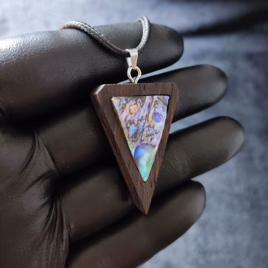 گردنبند چوب و صدف آبالون طبیعی طرح مثلث