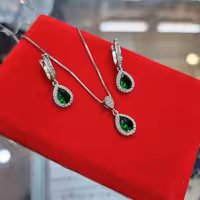 نیمست نقره جواهری نگین سبز ظریف و خاص به همراه زنجیر ونیزی ضخامت متوسط 030 به طول 45cm نقره عیار 925 و آبکاری طلاسفید