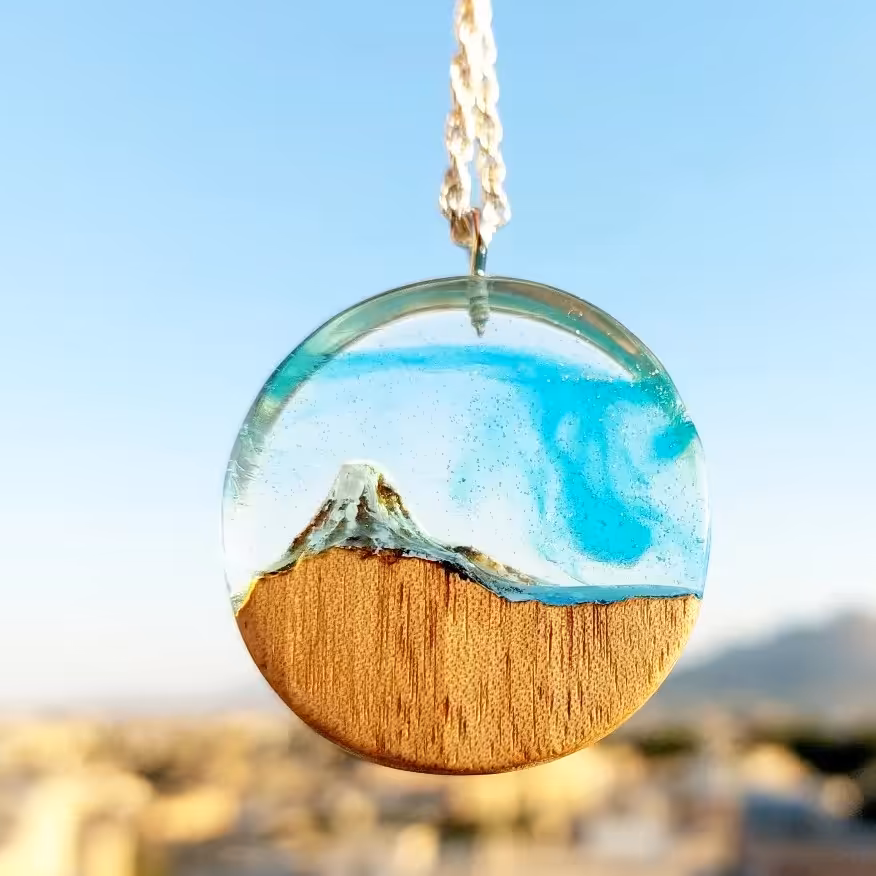 گردنبند چوب و رزین شب تاب