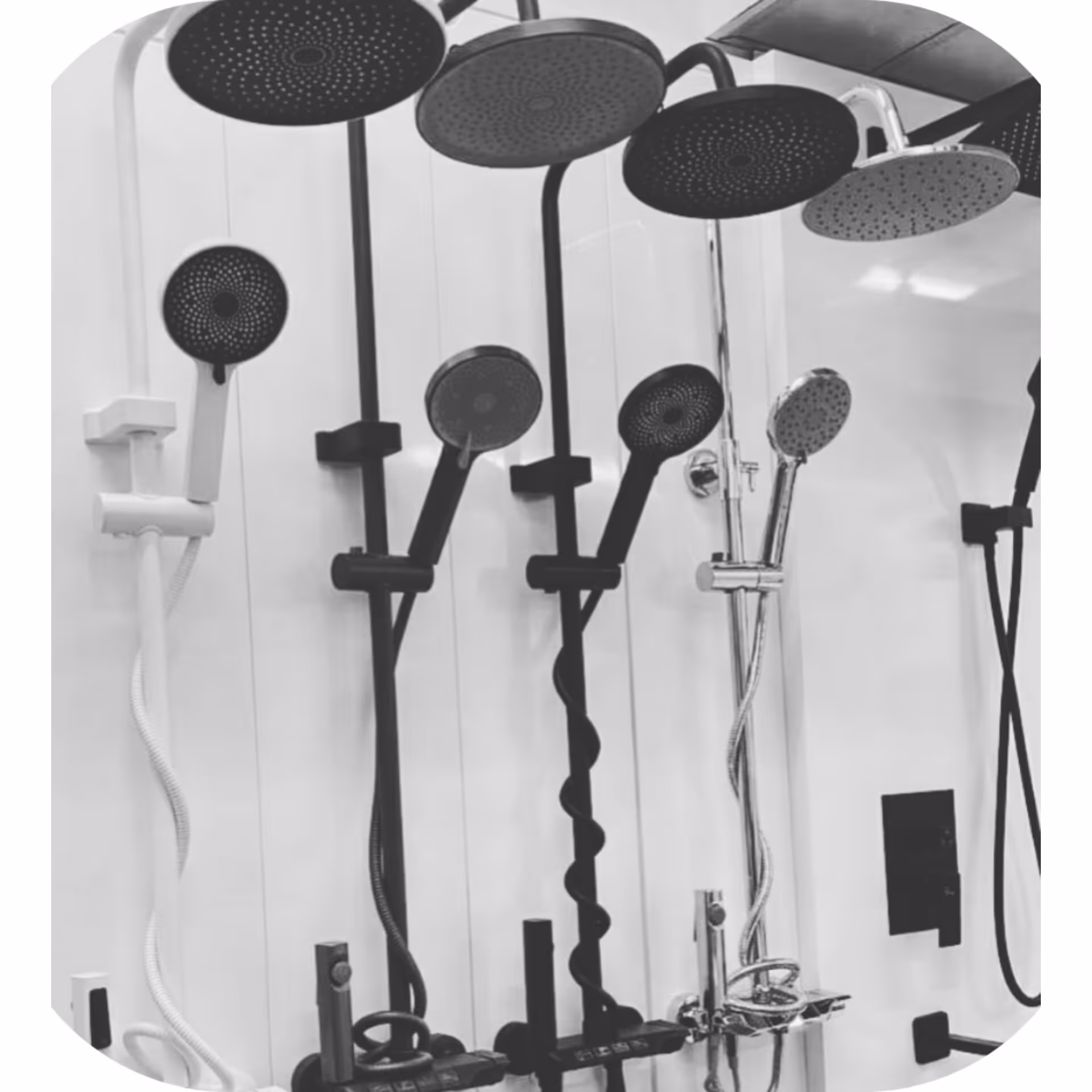 شیر حمام و علم دوش پیانوی وارداتی با مانیتور نمایشگر دمای آب  دارای رنگبندی مشکی و سفید 