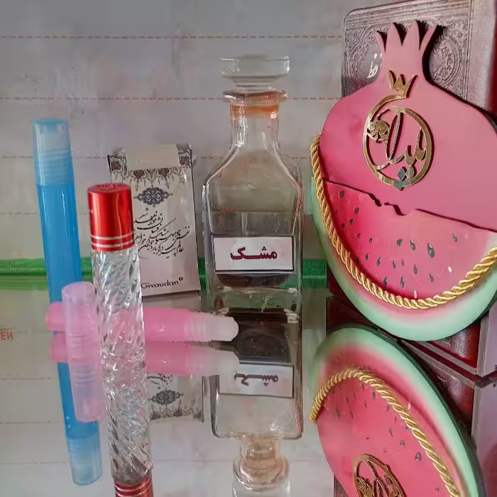 عطر خوشبوی مشک سه میل(عطر اهوی مشک musk. عطر شیرین و معطر مشک)