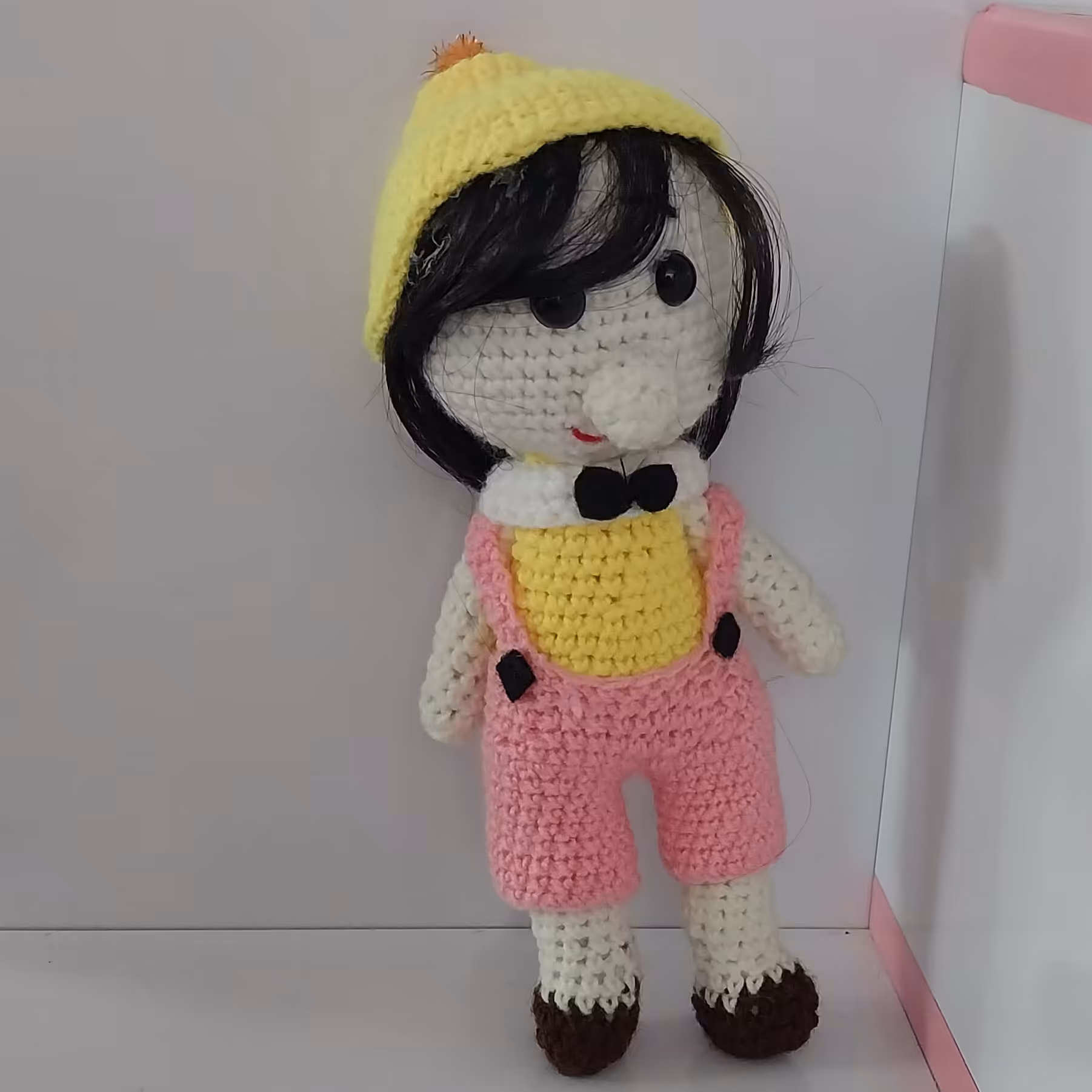 عروسک بافتنی پسر خوش تیپ و مو بلند  با  قیمت مناسب