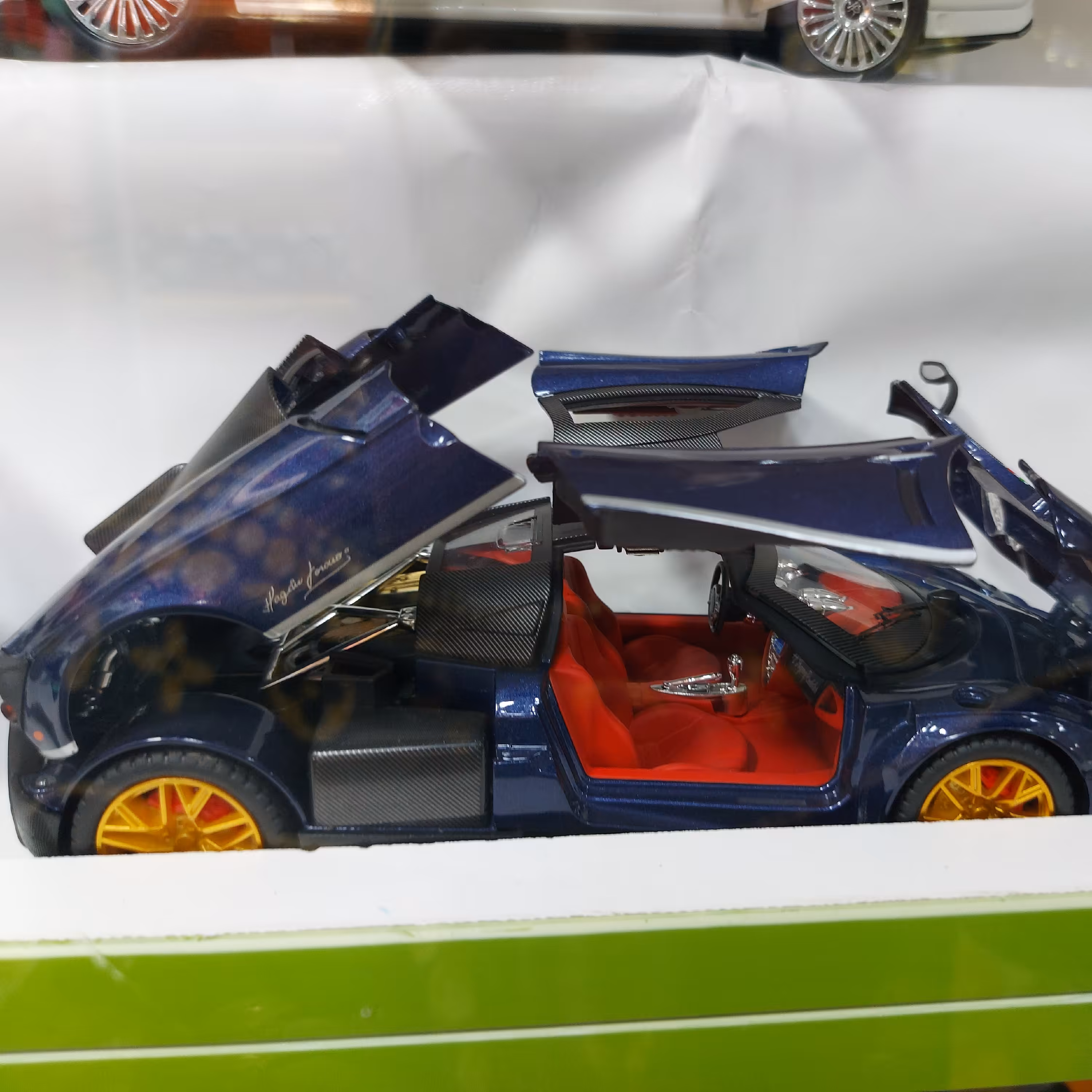 ماشین فلزی سایز بزرگ با 6 درب بازشو و موزیکال و چراغ دار