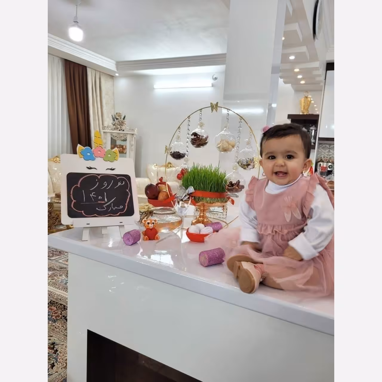 استند حلقه هفتسین جنس فلزی رنگ سیلور و طلابراق هفسین مدل پروانه دار به همراه 1متر ریسه کریستال سفید درجه1و6عددحباب پیرکس