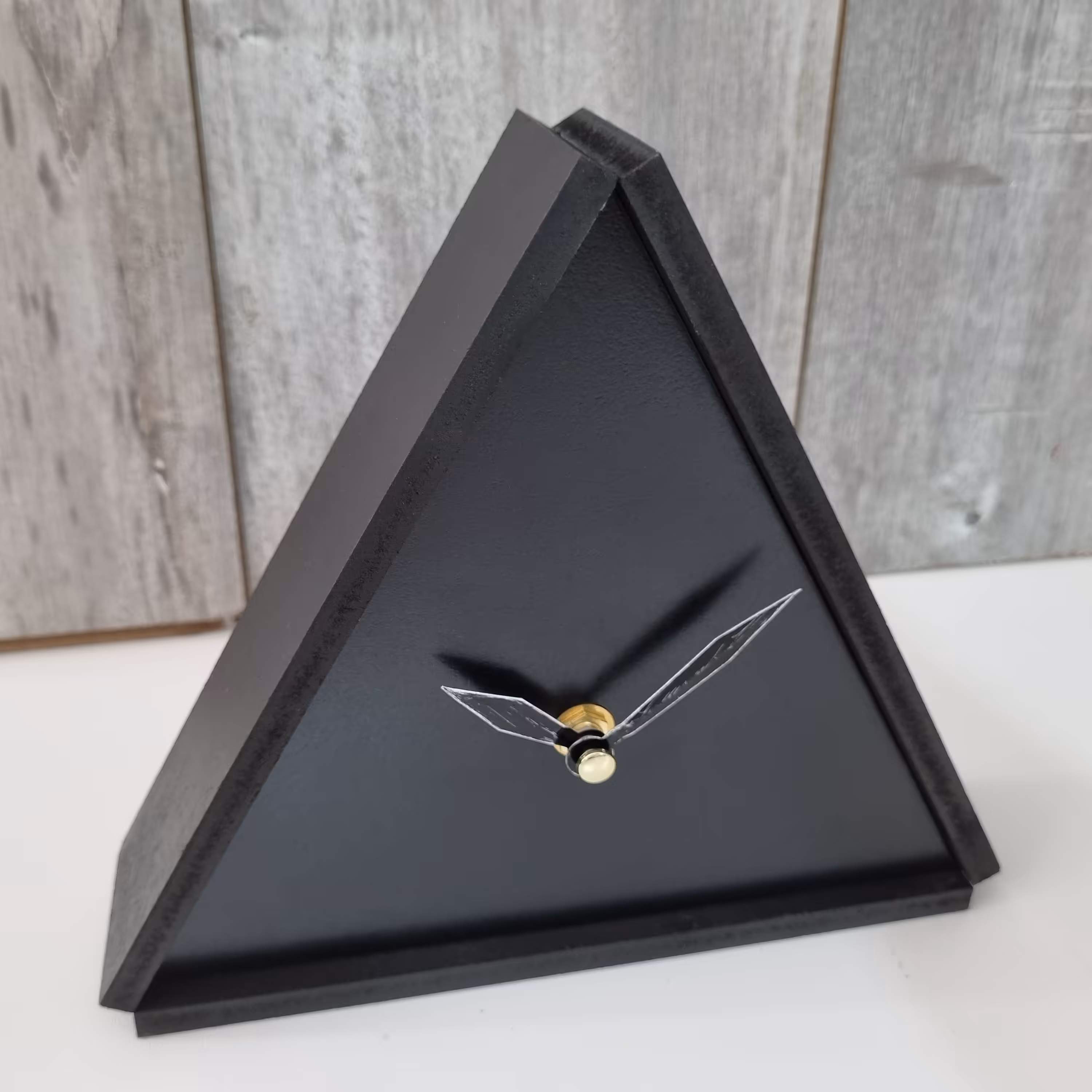 ساعت رومیزی و دیواری مثلثی سایز  20 سانتی مشکی مات