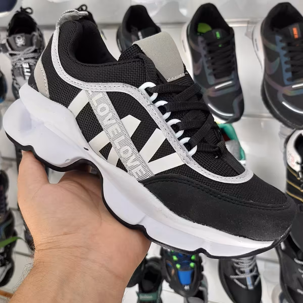 کفش میانه لاو