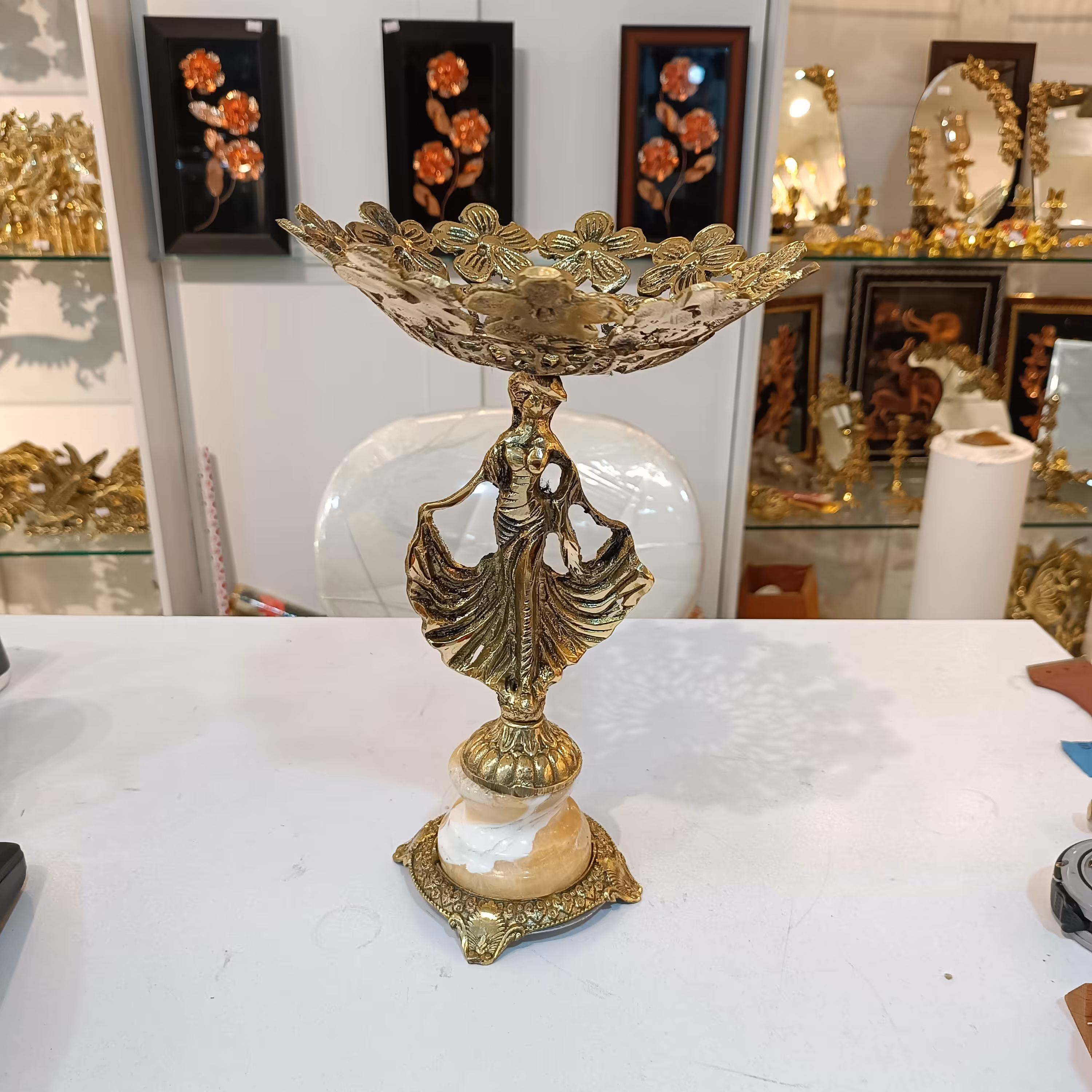 شیرینی خوری برنجی( برنز)طرح گل نسترن
پایه خانم رقاص
به همراه پایه سنگ مرمر سیاه قلم شده سنگین وزن
کیفیت درجه یک سایزکوچک