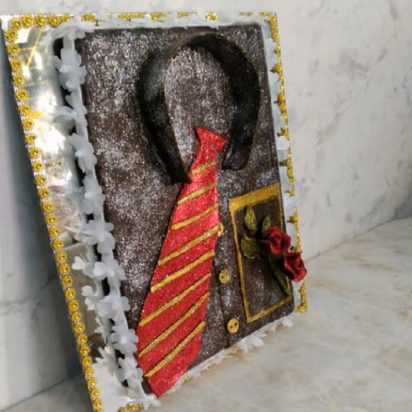 حنا حنابندان  دست ساز  طرح پیراهن مردانه کارشده روی آینه که زیرش پایه نصب میشه