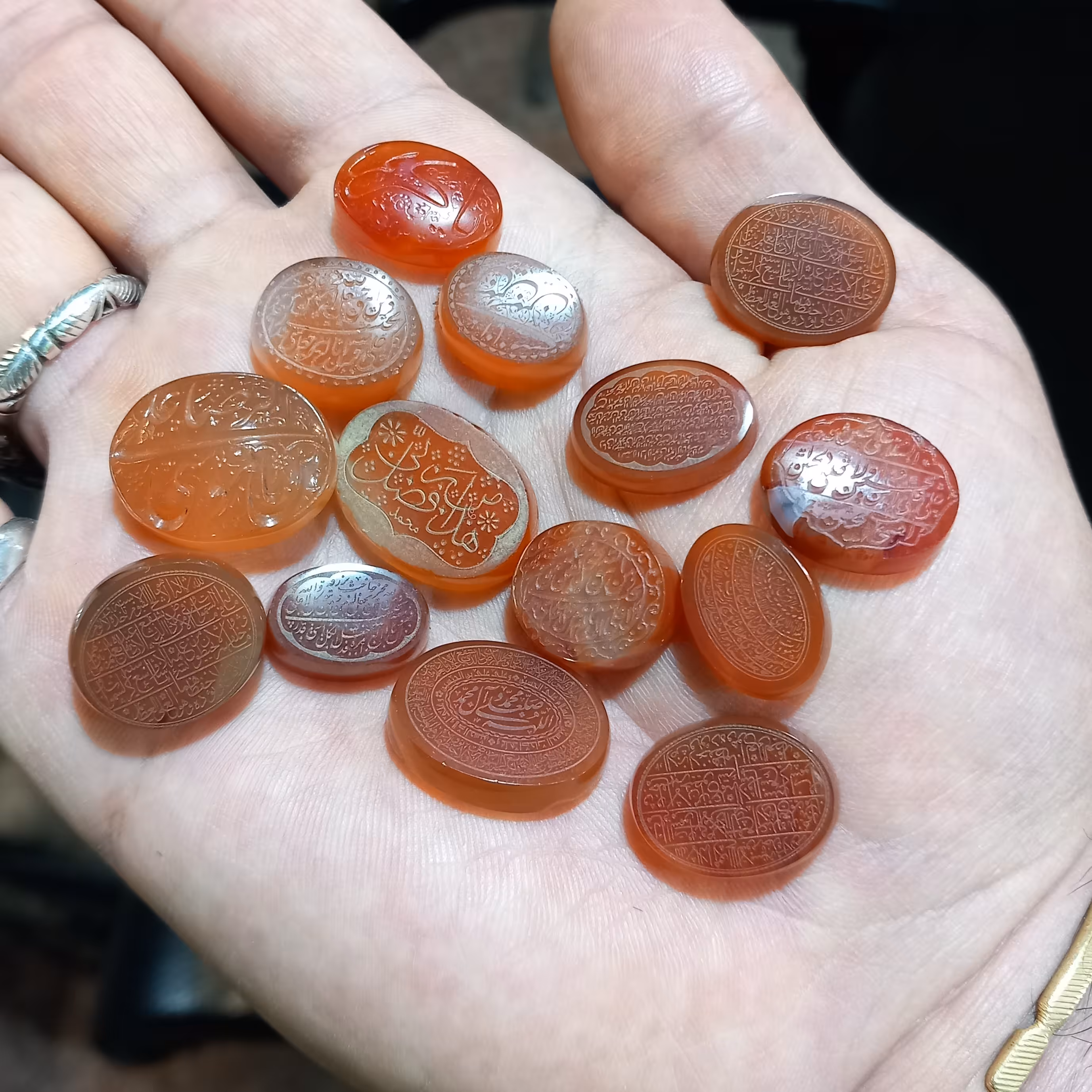 عقیقهای سرخ یمنی ،در ابعاد و اذکار مختلف . خطها همه امضاء دار و کاملا طبیعی ، مناسب برای انگشتر و گردنی...